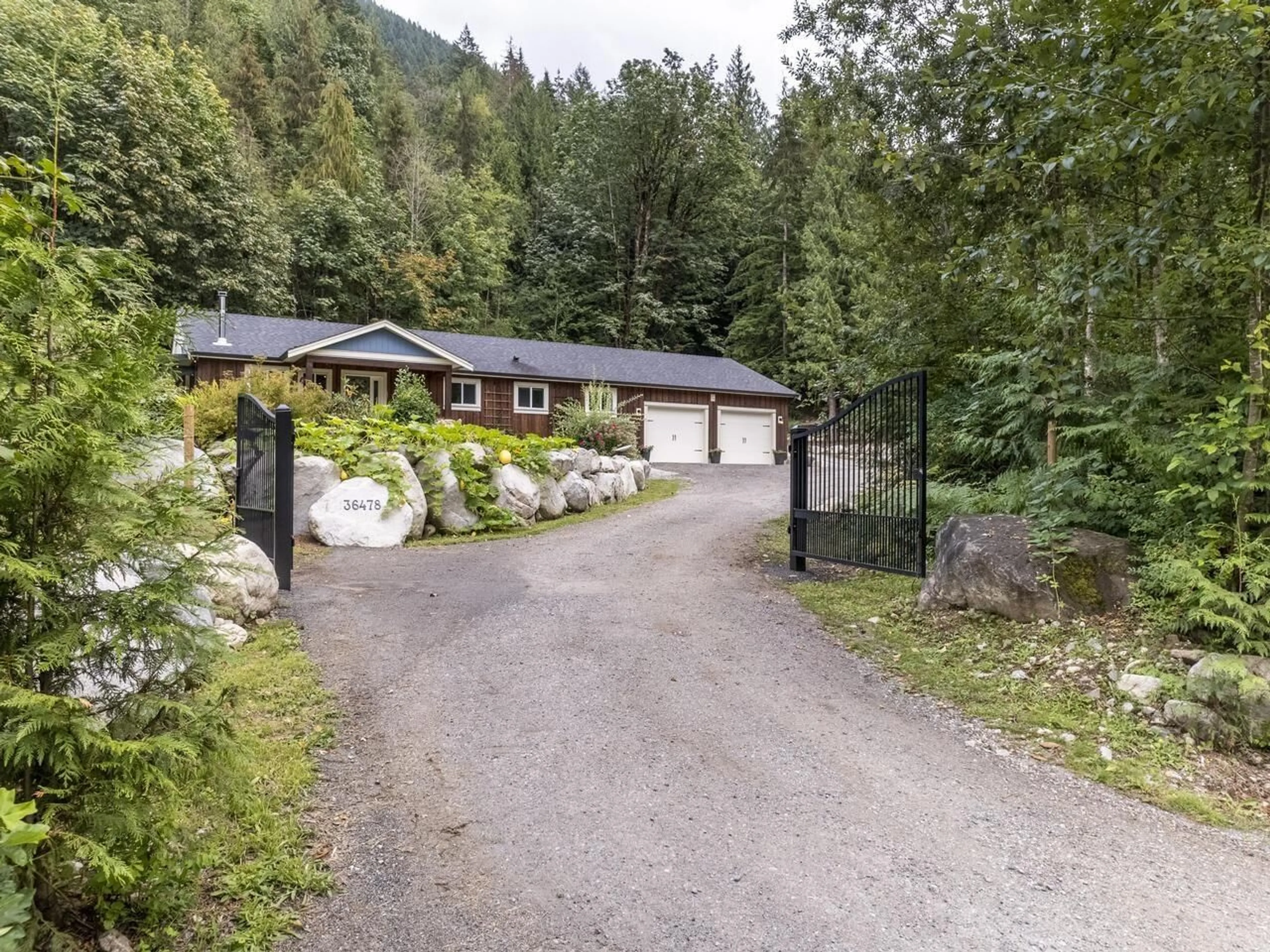A pic from outside/outdoor area/front of a property/back of a property/a pic from drone, unknown for 36478 CASCADE RIDGE, Mission British Columbia V2V7G9
