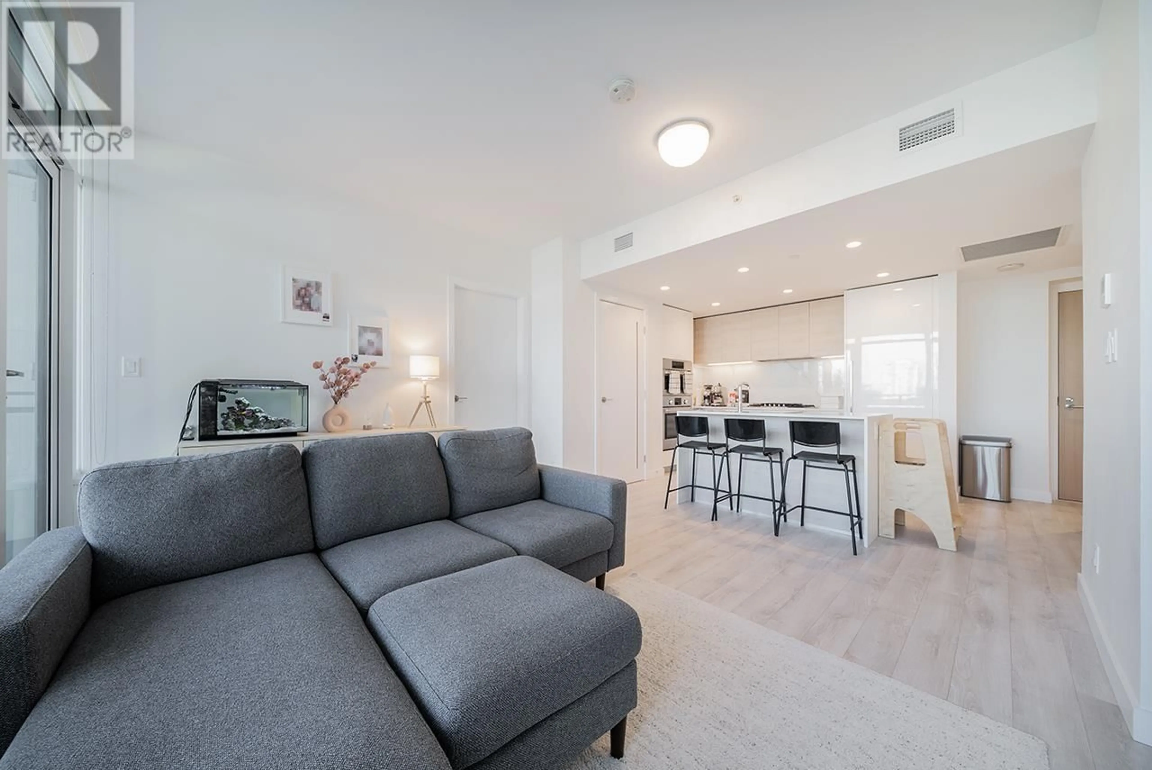 Living room with furniture, unknown for 305 - 2085 SKYLINE COURT, Burnaby British Columbia V6V1E1