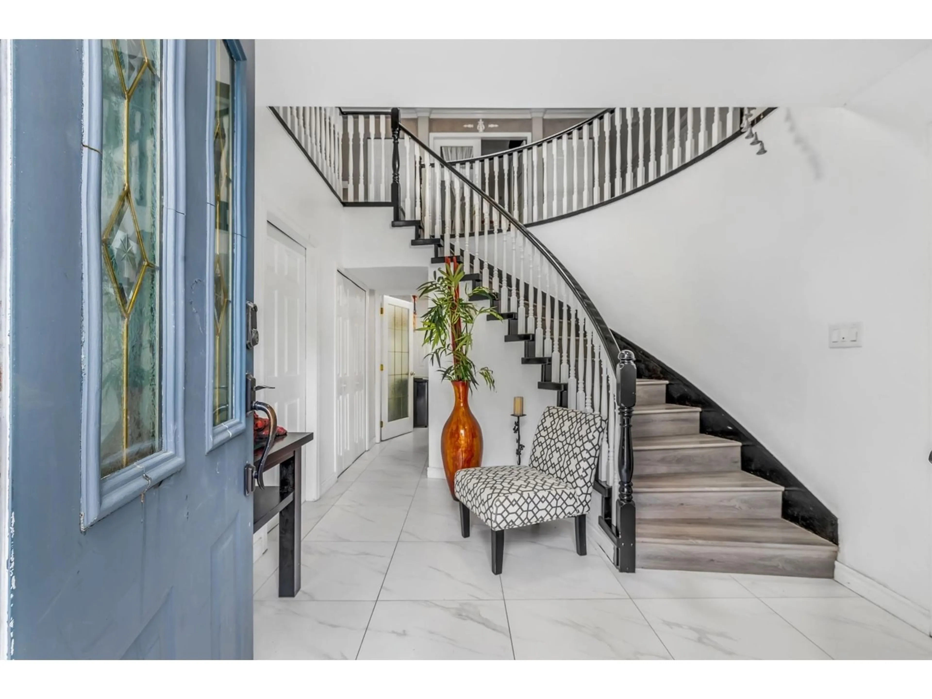 Indoor foyer, wood floors for 8351 MILLER CRESCENT, Mission British Columbia V2V6H7