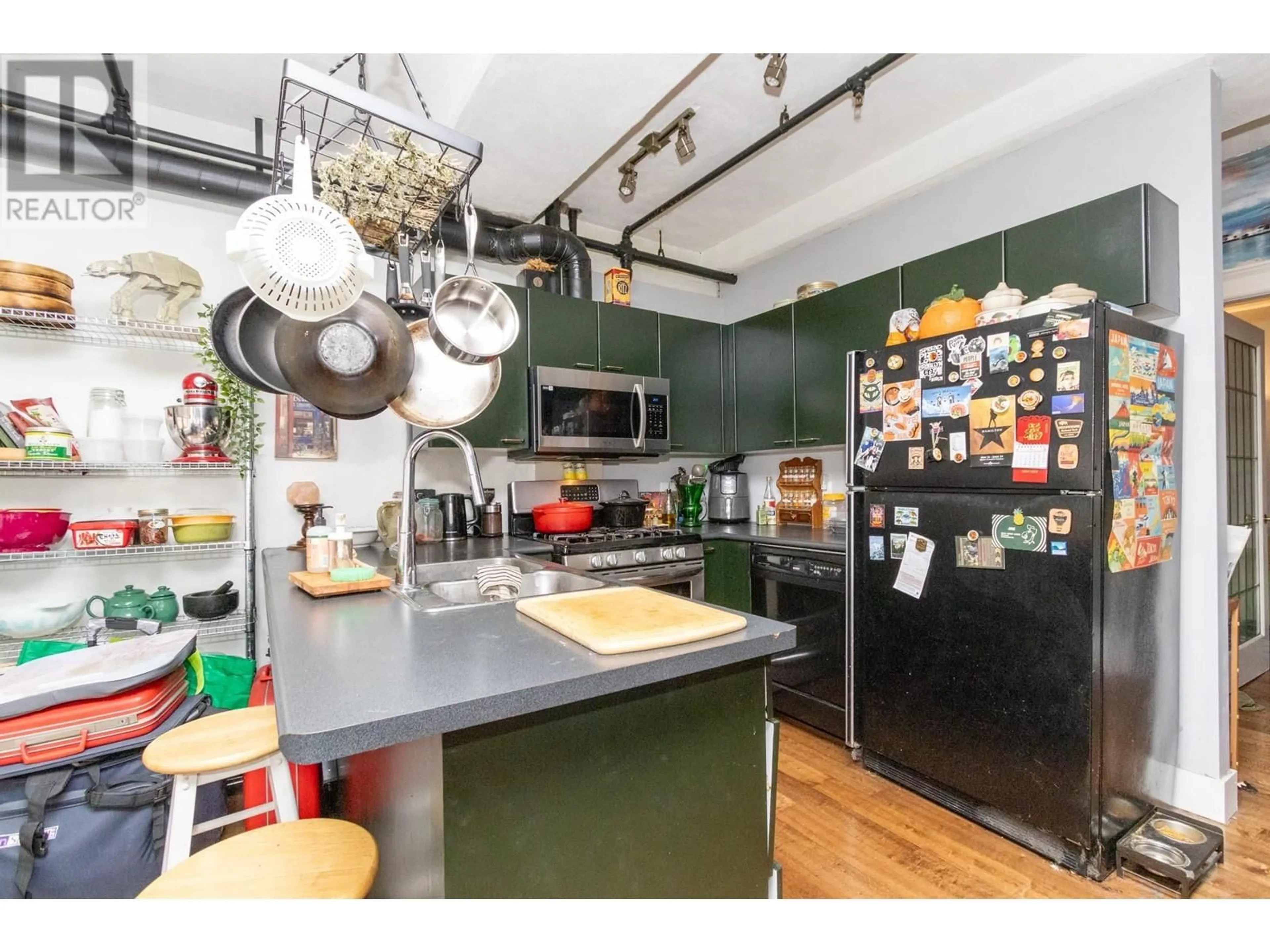 Kitchen, wood floors for 403 27 ALEXANDER STREET, Vancouver British Columbia V6A1B2