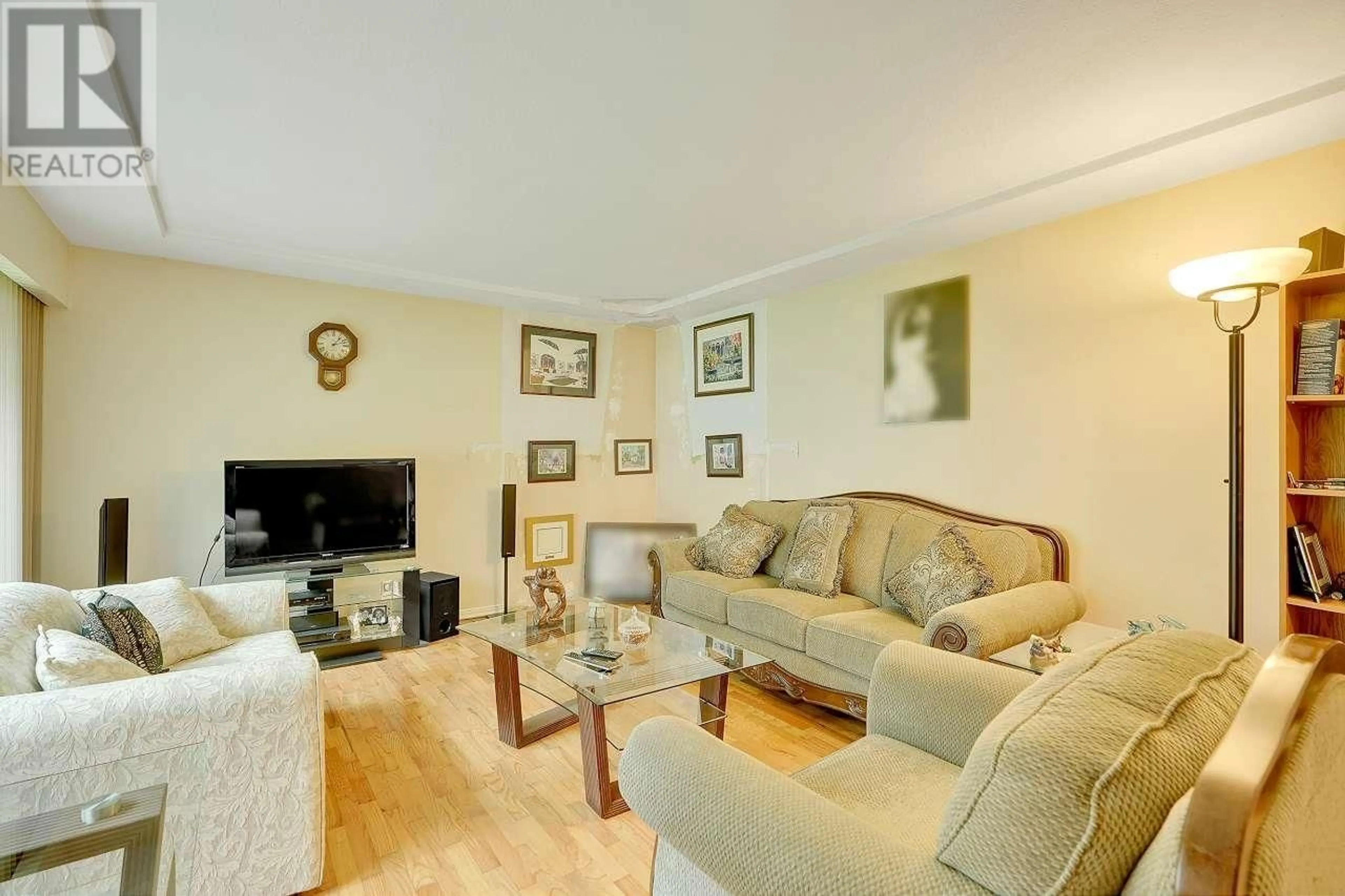 Living room with furniture, wood/laminate floor for 23979 118 AVENUE, Maple Ridge British Columbia V4R1Y8