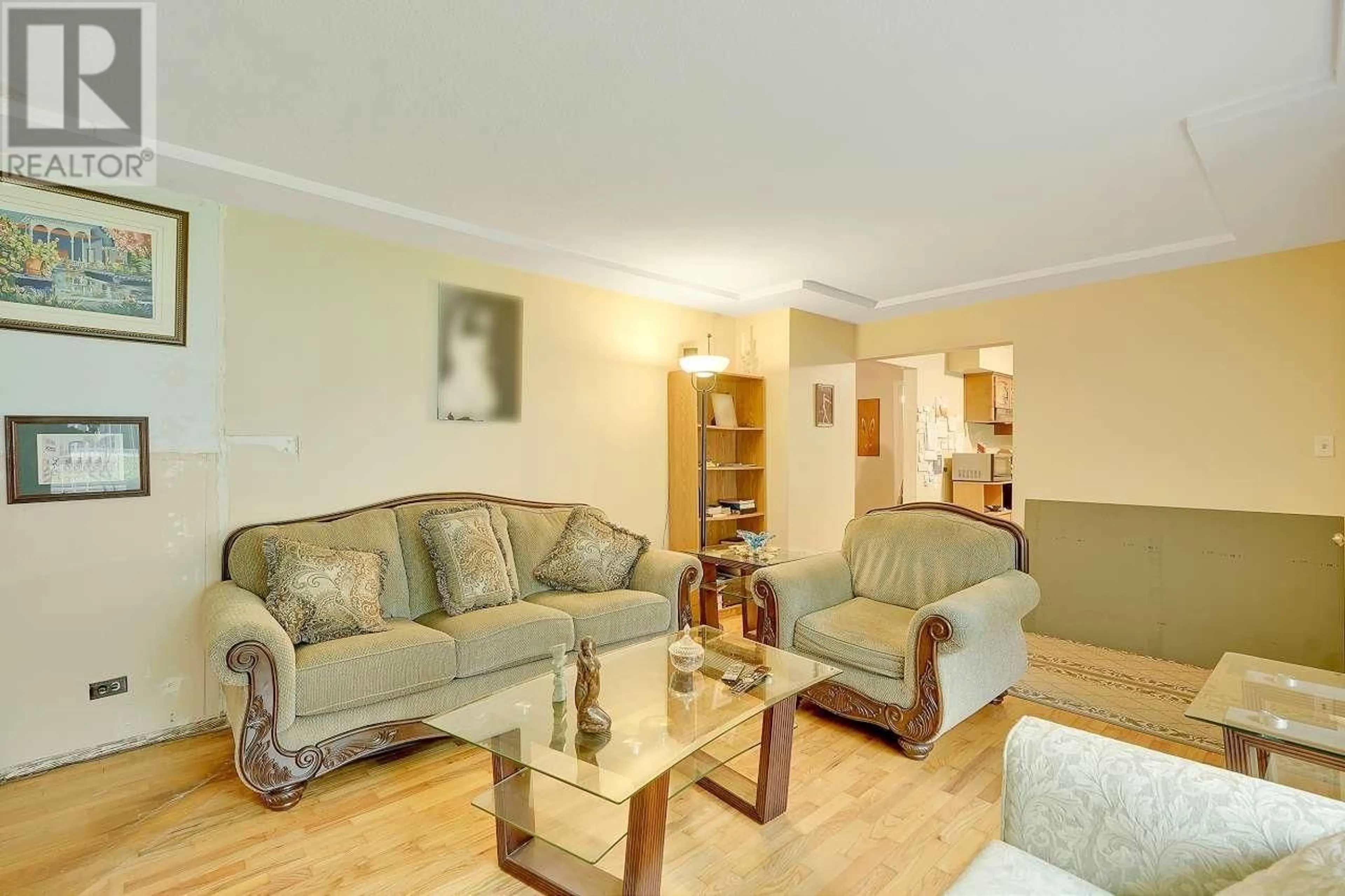 Living room with furniture, wood/laminate floor for 23979 118 AVENUE, Maple Ridge British Columbia V4R1Y8