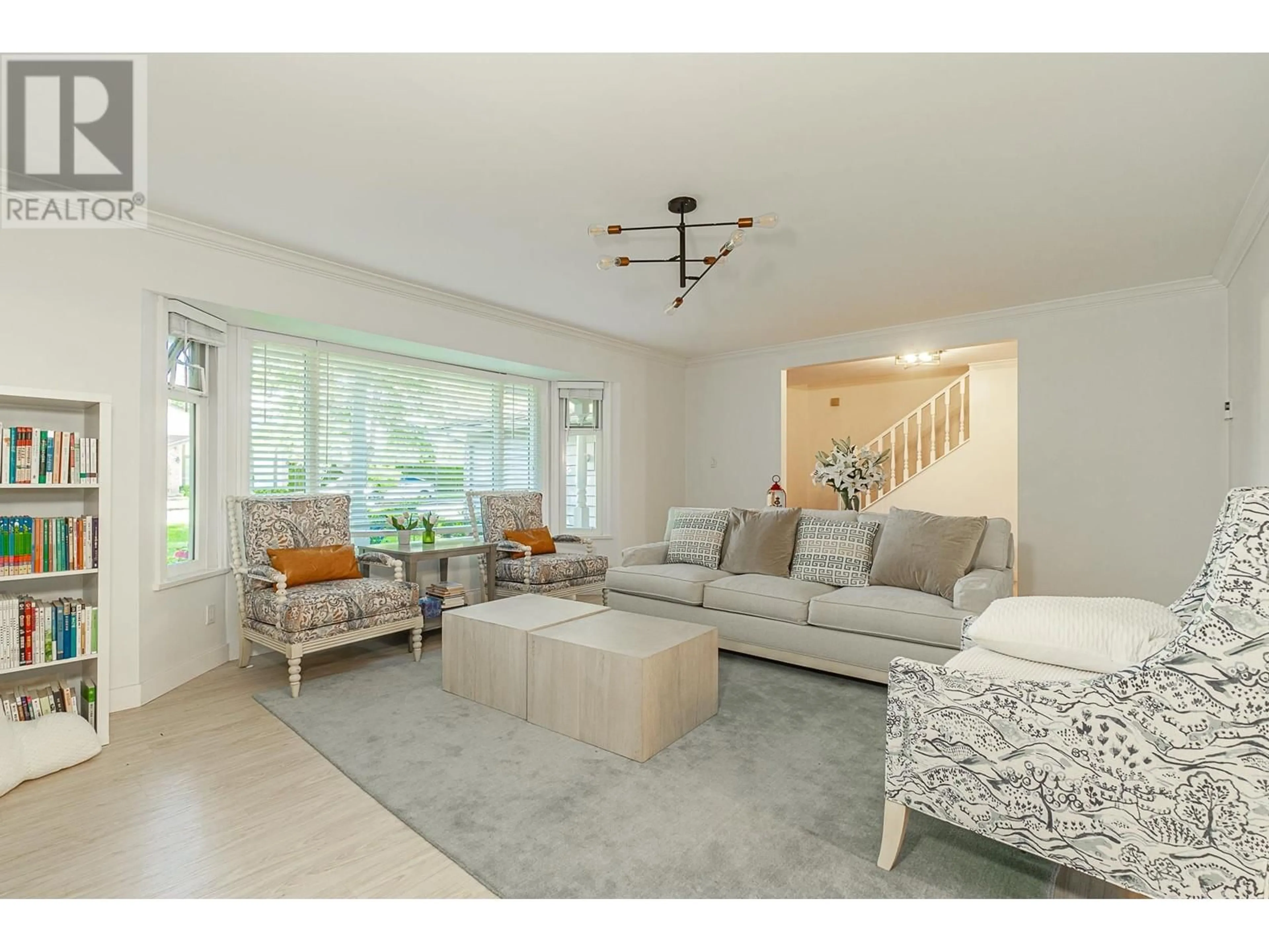 Living room, carpet floors for 6751 JUNIPER DRIVE, Richmond British Columbia V7E4Z5