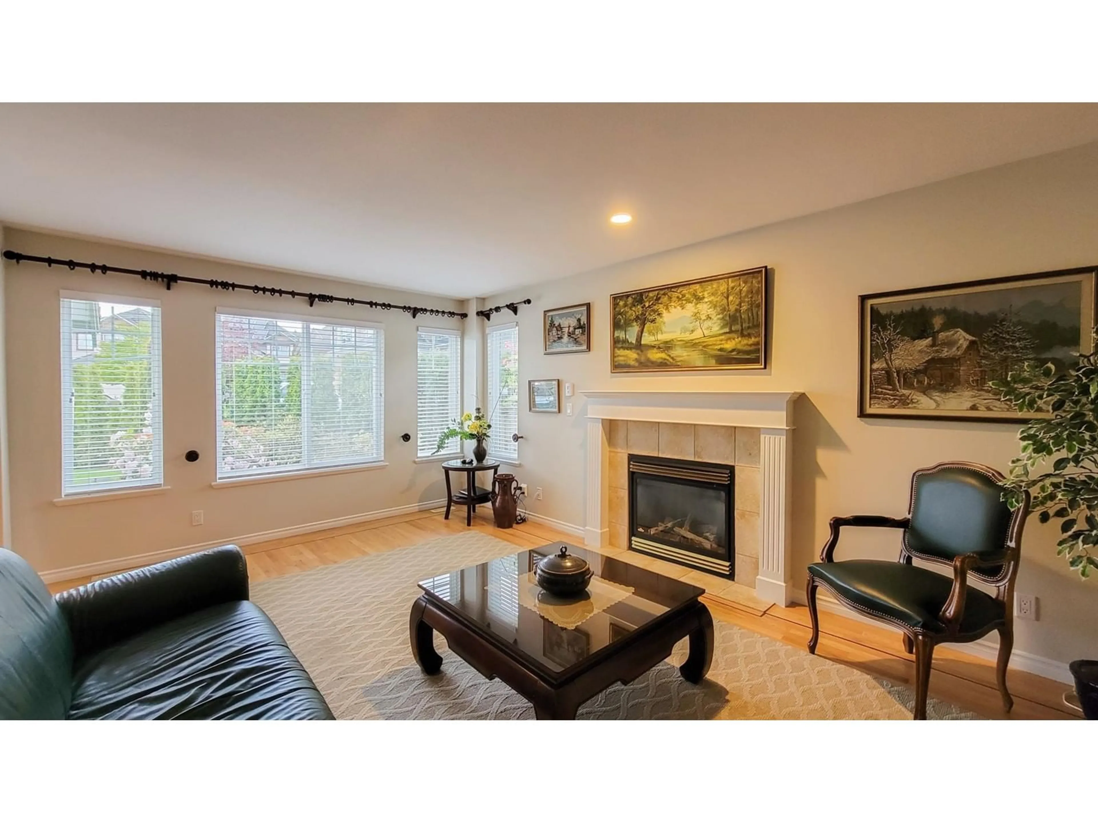 Living room, wood floors for 5958 168A STREET, Surrey British Columbia V3S9A3