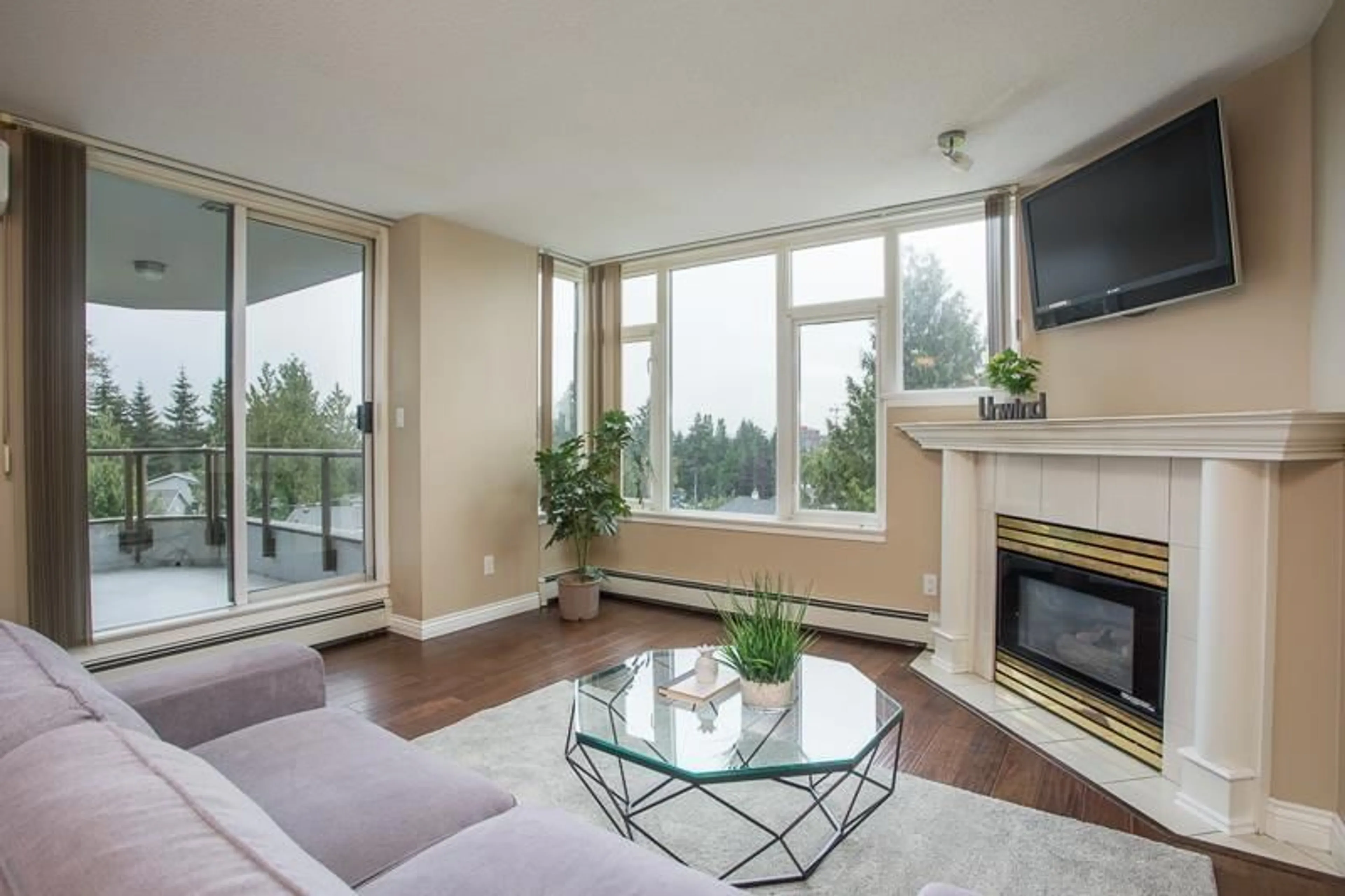 Living room, wood floors for 607 13880 101 AVENUE, Surrey British Columbia V3T5T1