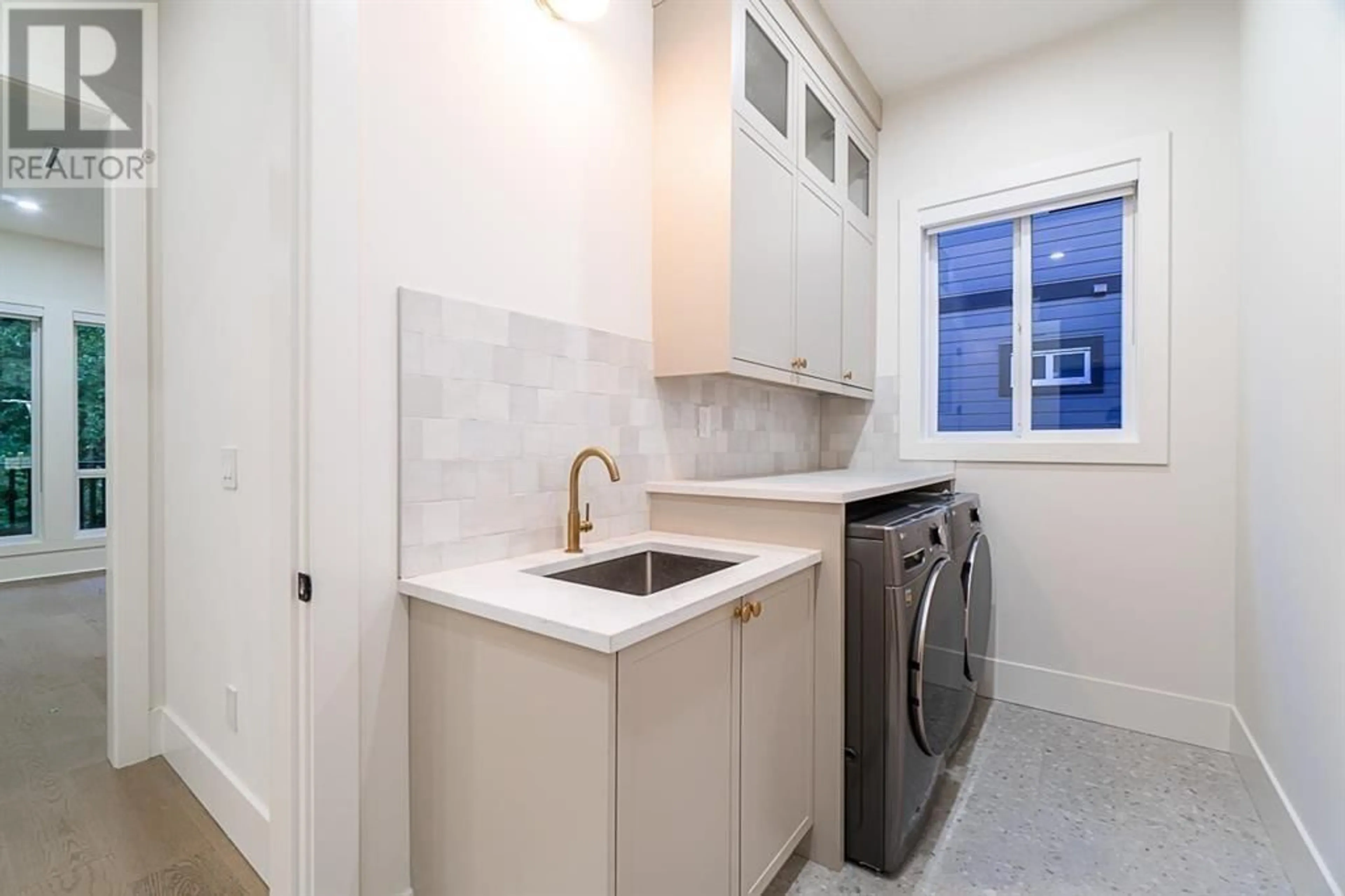 Laundry room for 882 ENGLISH BLUFF ROAD, Delta British Columbia V4M2N5