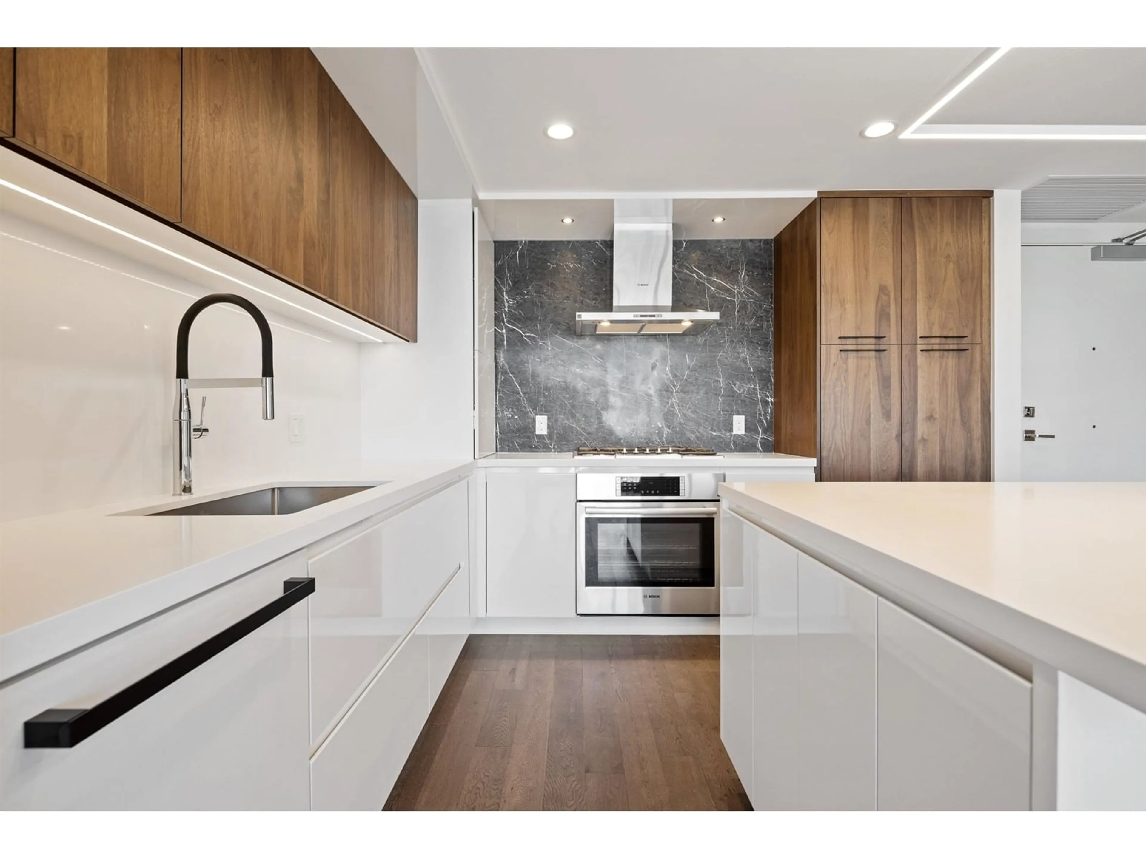 Contemporary kitchen, unknown for 807 - 1526 FINLAY, White Rock British Columbia V4B4L9
