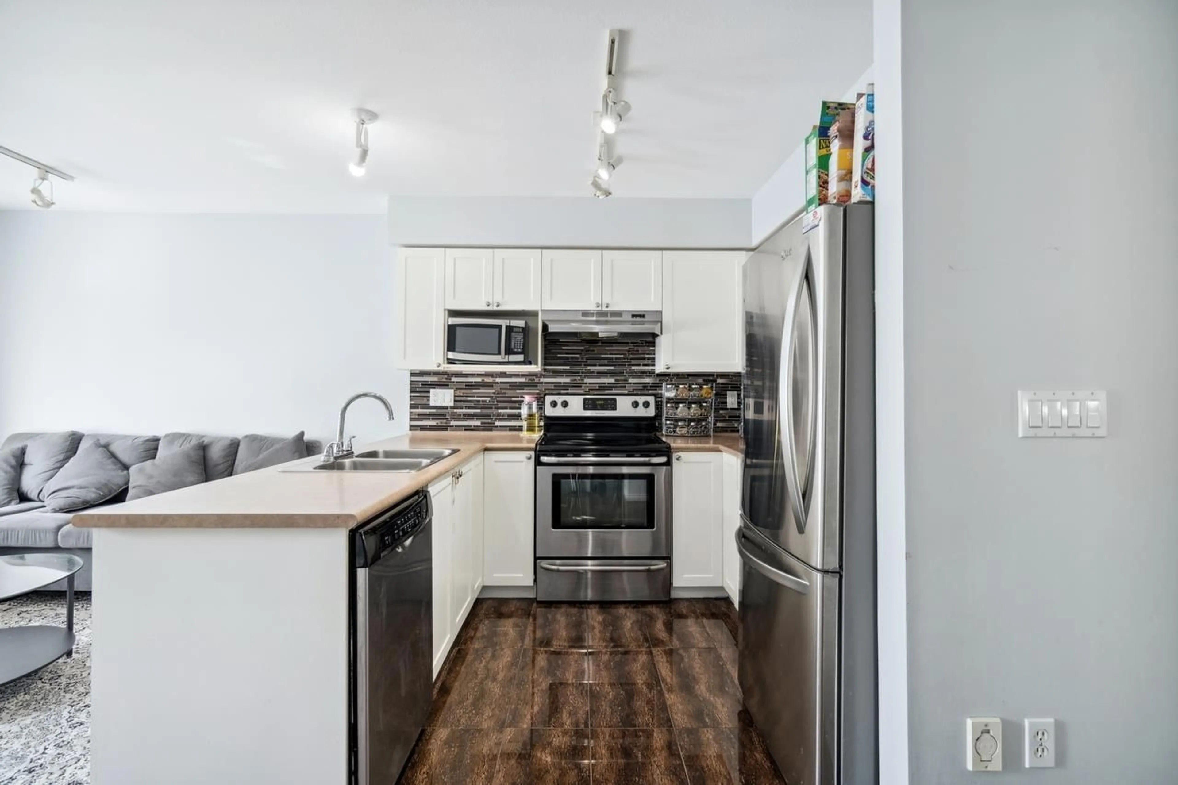 Standard kitchen, wood floors, cottage for 40 6533 121 STREET, Surrey British Columbia V3W1M5