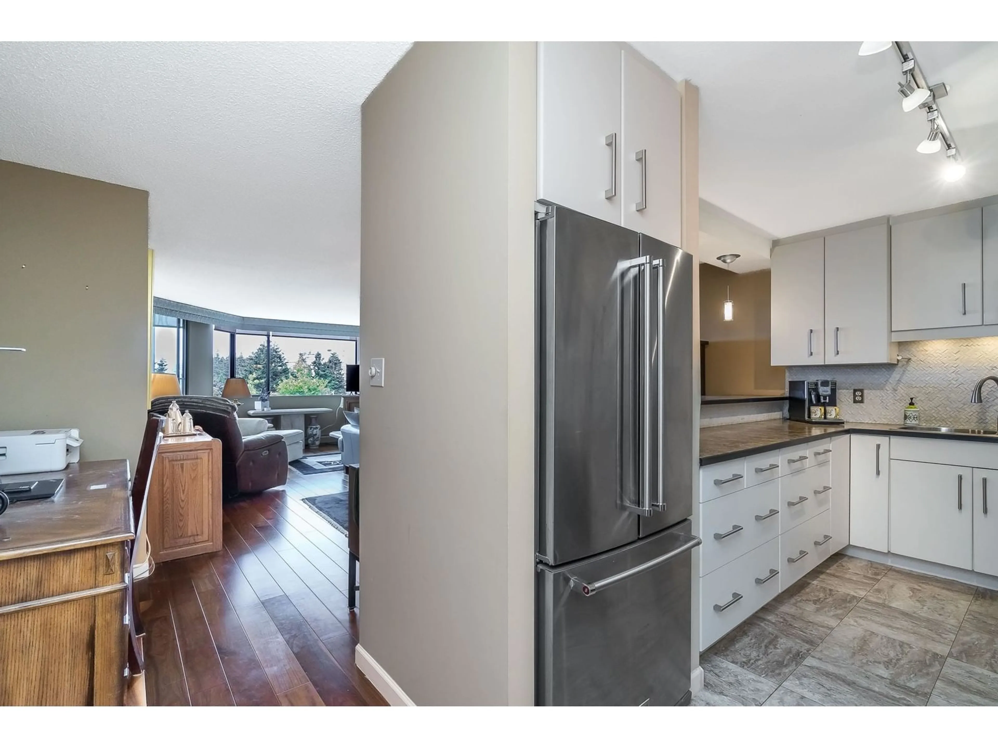 Open concept kitchen for 503 1442 FOSTER STREET, White Rock British Columbia V4B3X7