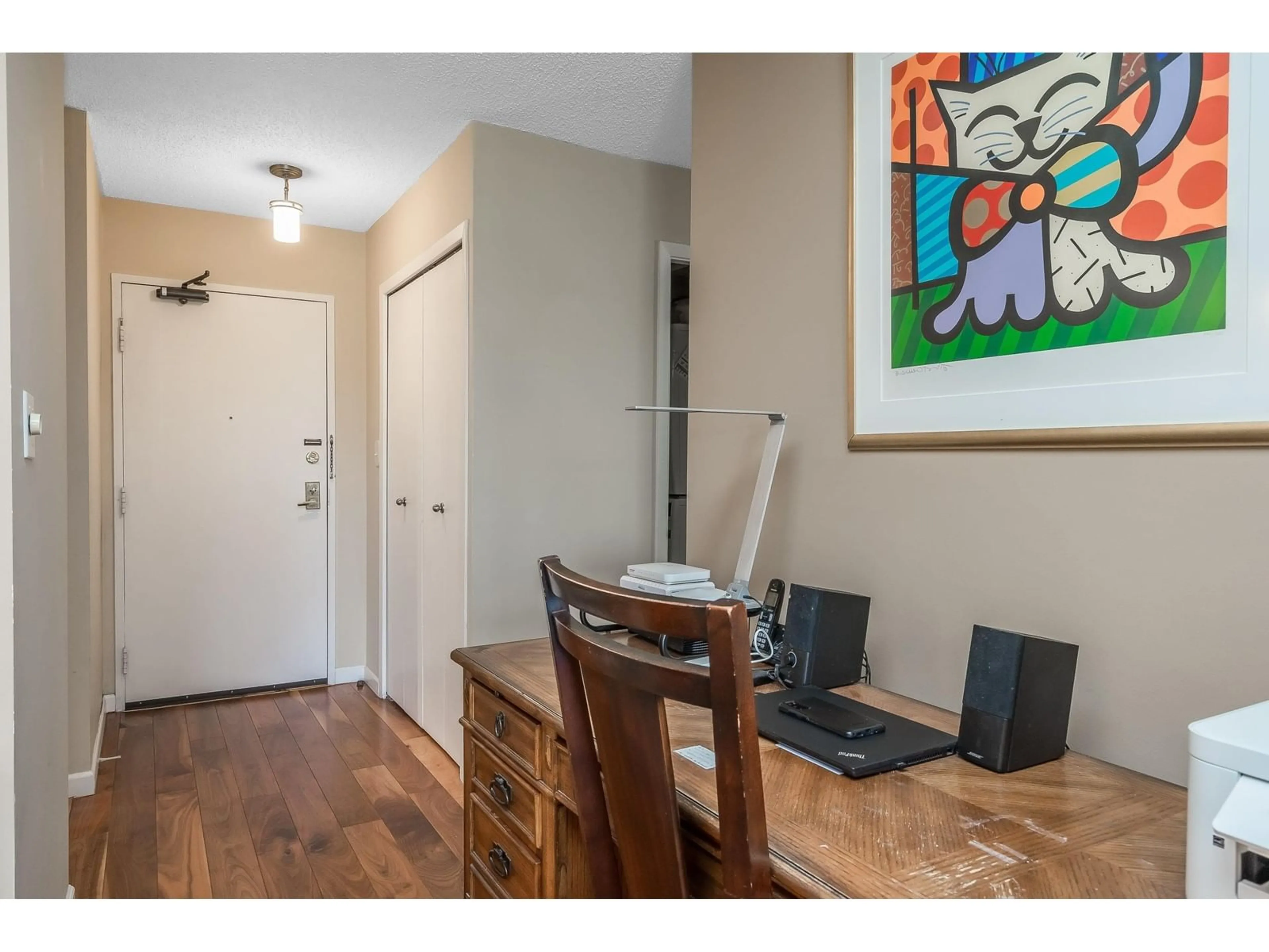 Indoor entryway, wood floors for 503 1442 FOSTER STREET, White Rock British Columbia V4B3X7