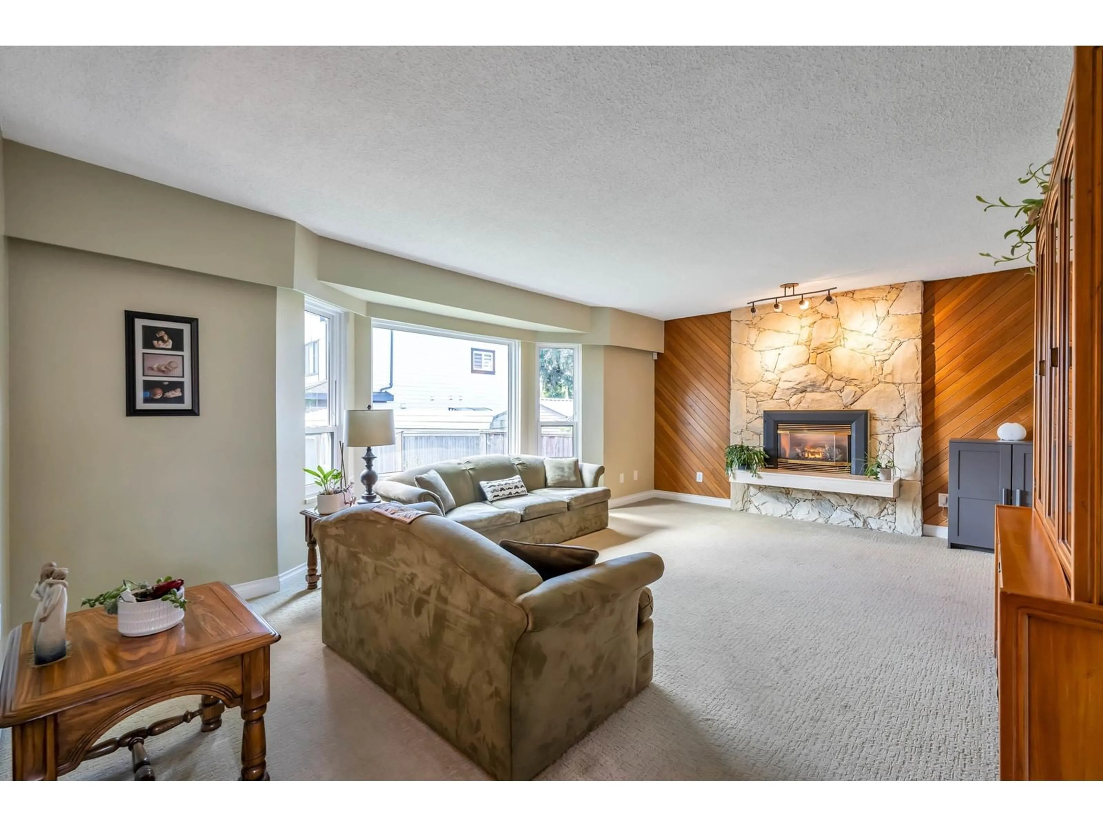 Living room, wood floors for 14834 88A AVENUE, Surrey British Columbia V3R7T3