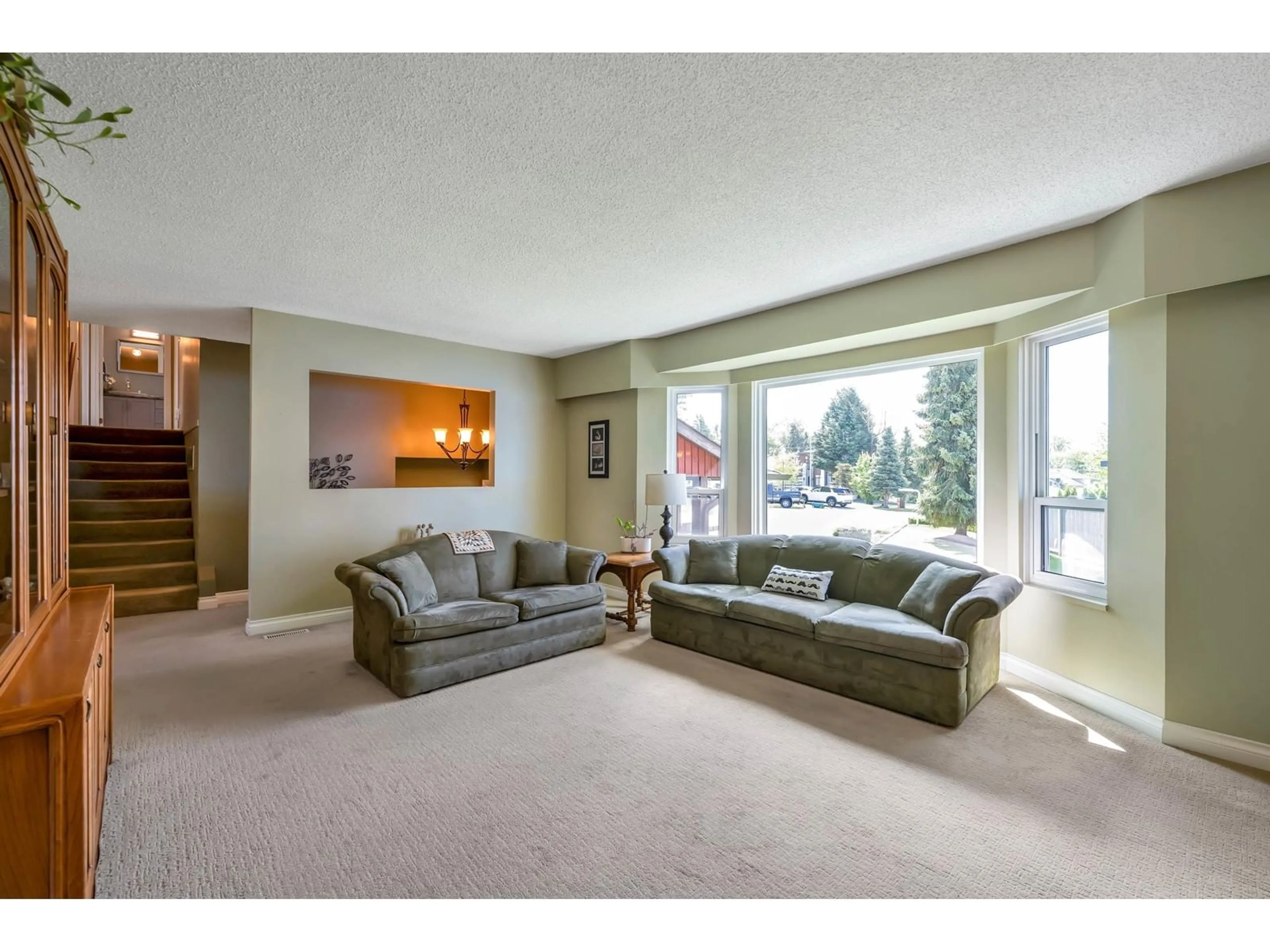 Living room, carpet floors for 14834 88A AVENUE, Surrey British Columbia V3R7T3