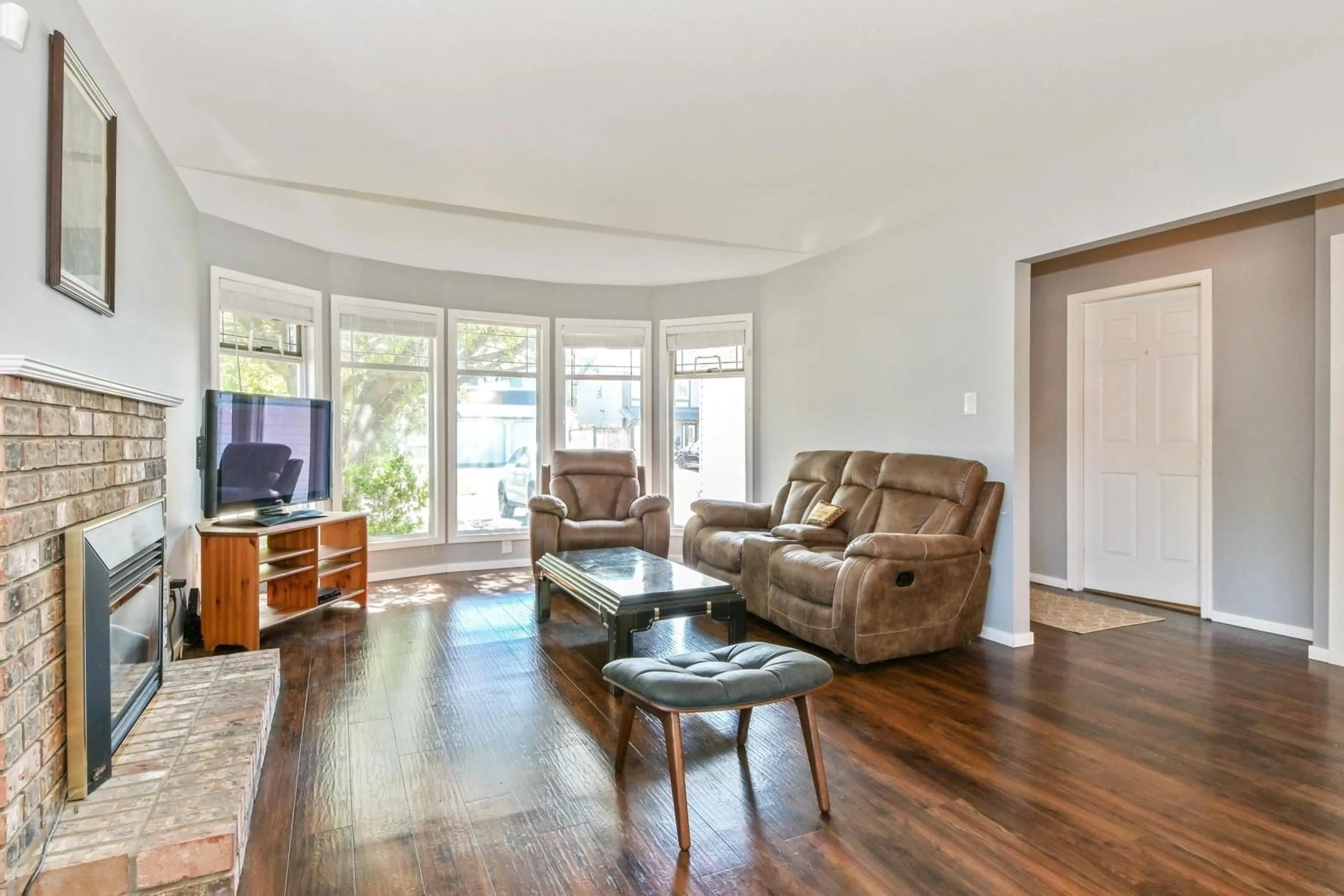 Living room, wood floors for 45787 TIMOTHY AVENUE, Chilliwack British Columbia V2R2S3