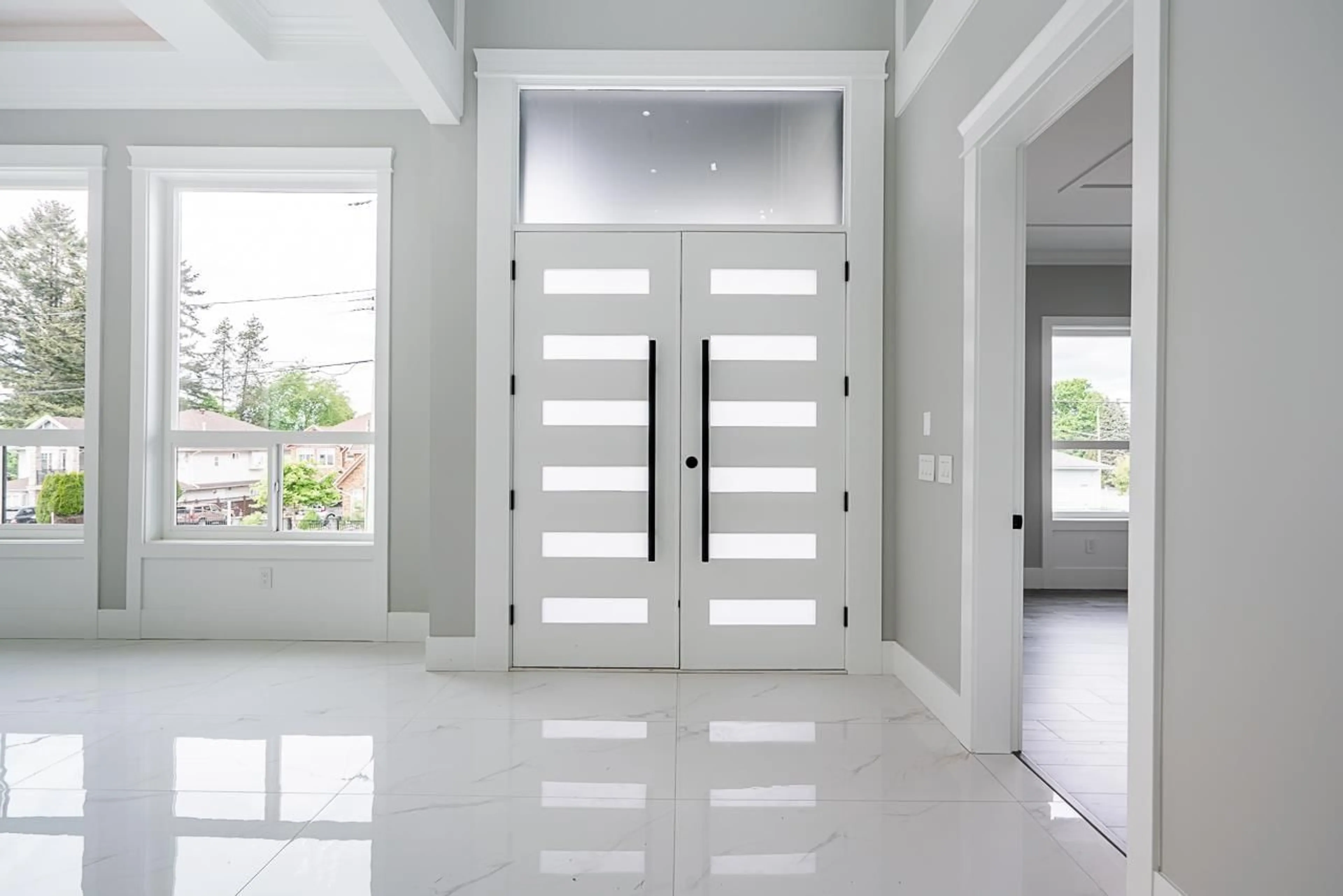 Indoor entryway, wood floors for 13978 113A AVENUE, Surrey British Columbia V3R2K2