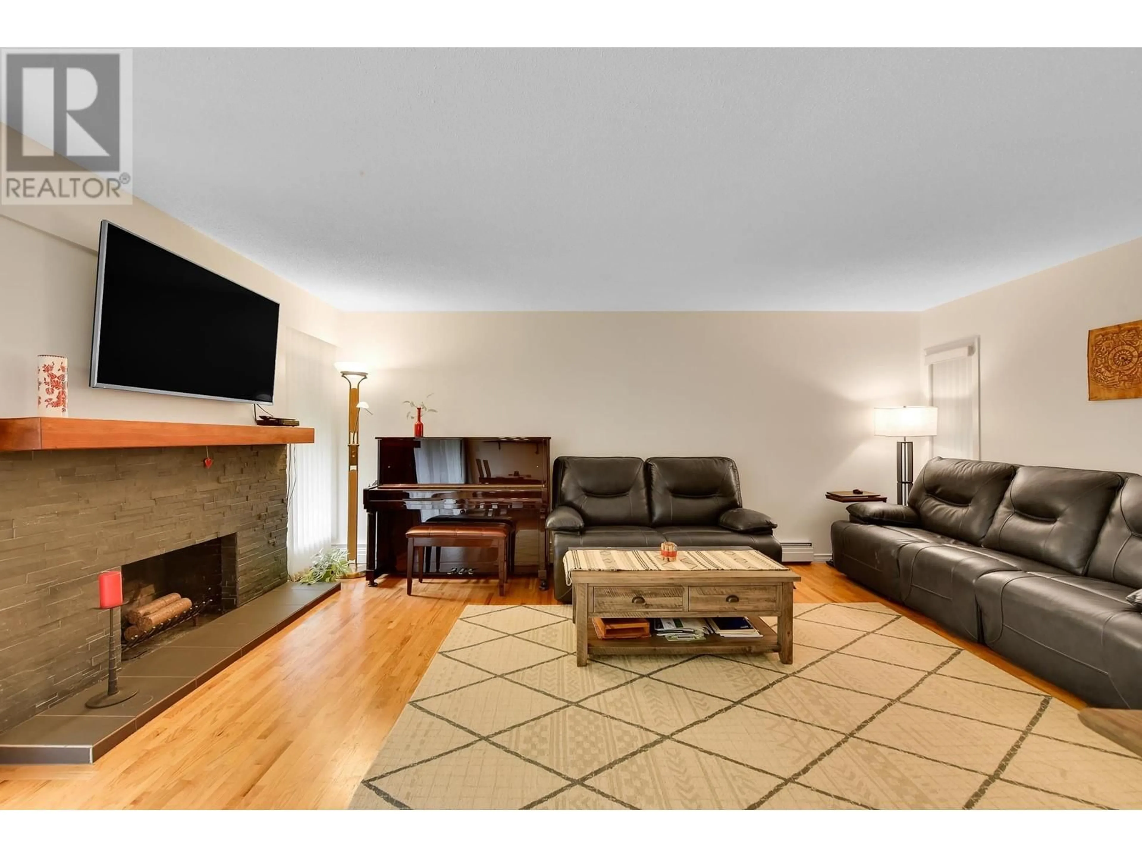 Living room, wood floors for 302 555 W 28TH STREET, North Vancouver British Columbia V7N2J7