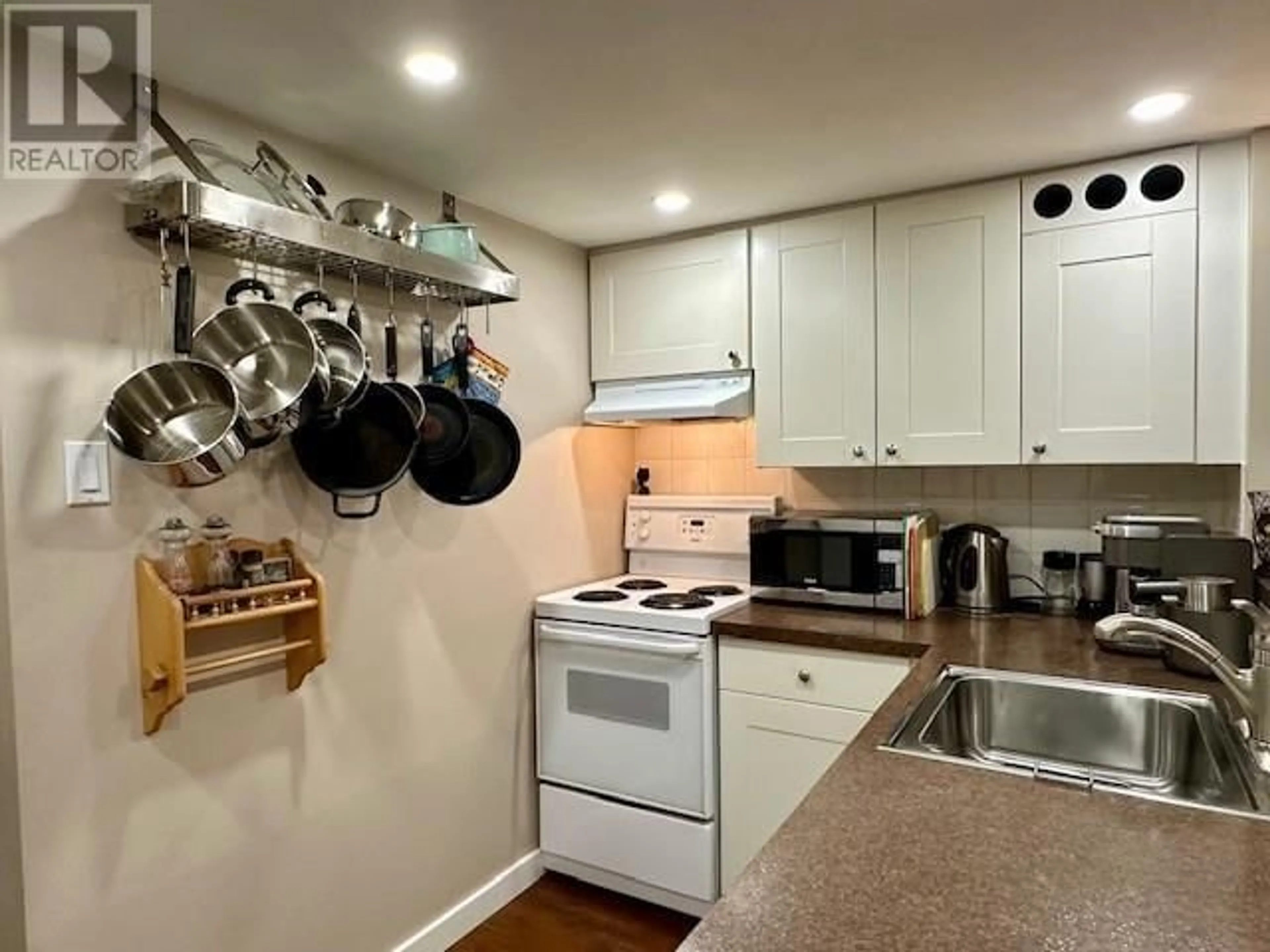 Standard kitchen, wood floors, cottage for 4 2101 WHISTLER ROAD, Whistler British Columbia V8E0R3