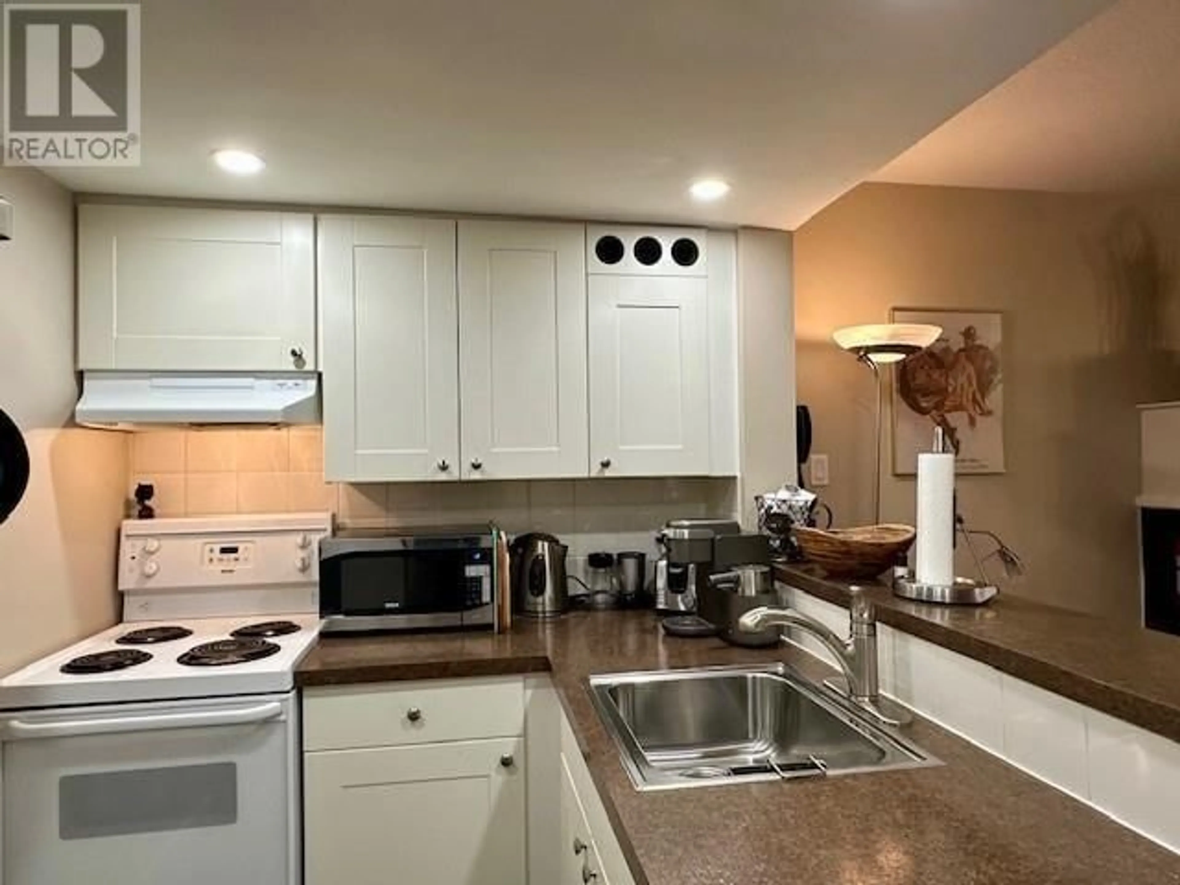 Standard kitchen, wood floors, cottage for 4 2101 WHISTLER ROAD, Whistler British Columbia V8E0R3