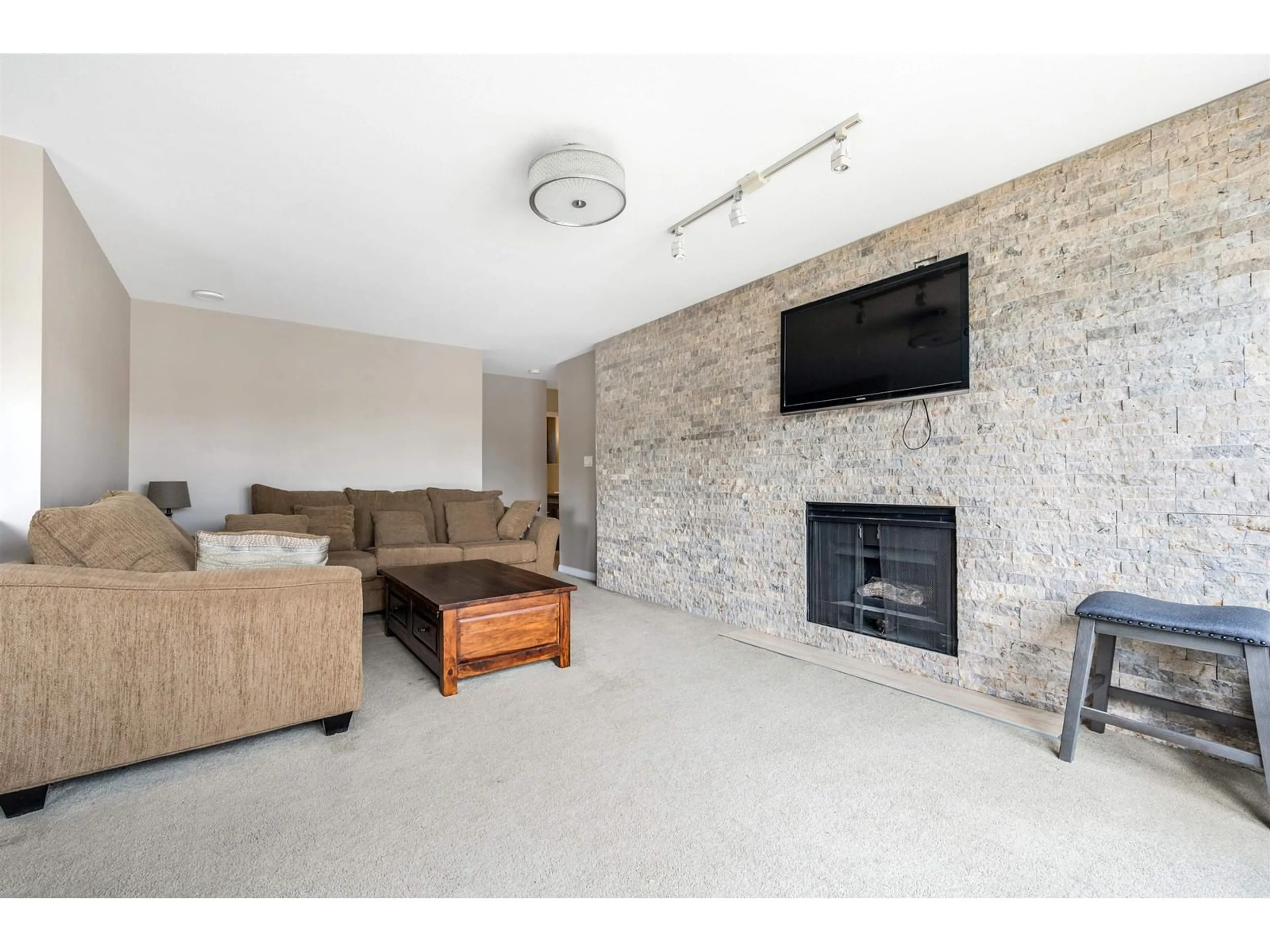 Living room, cement floor for 33559 KETCH PLACE, Abbotsford British Columbia V2S8B3