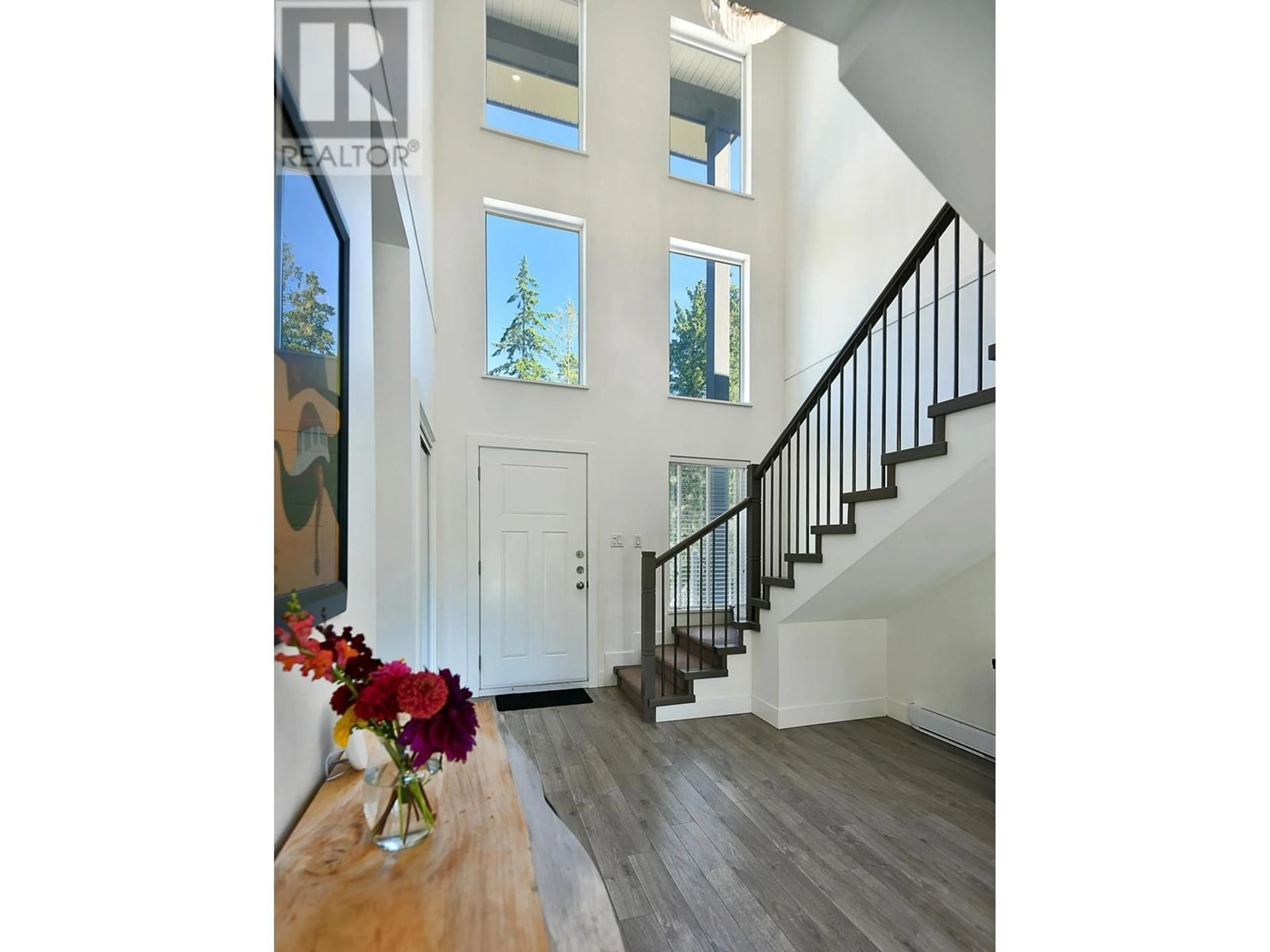 Indoor foyer, wood floors for 9431 STEPHENS WAY, Halfmoon Bay British Columbia V0N1Y2