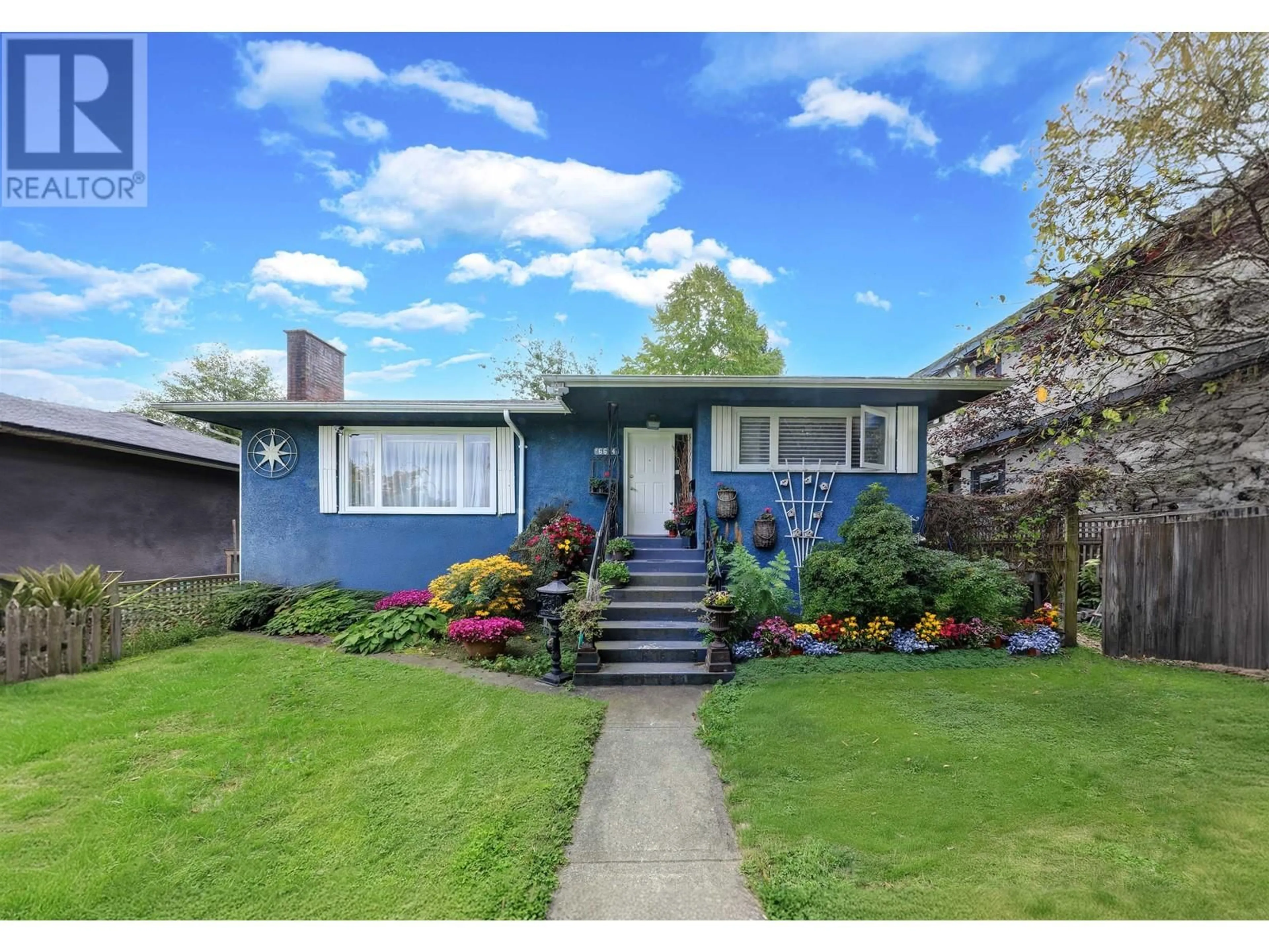 Home with vinyl exterior material, street for 6614 STRAWSON STREET, Burnaby British Columbia V5E1W6
