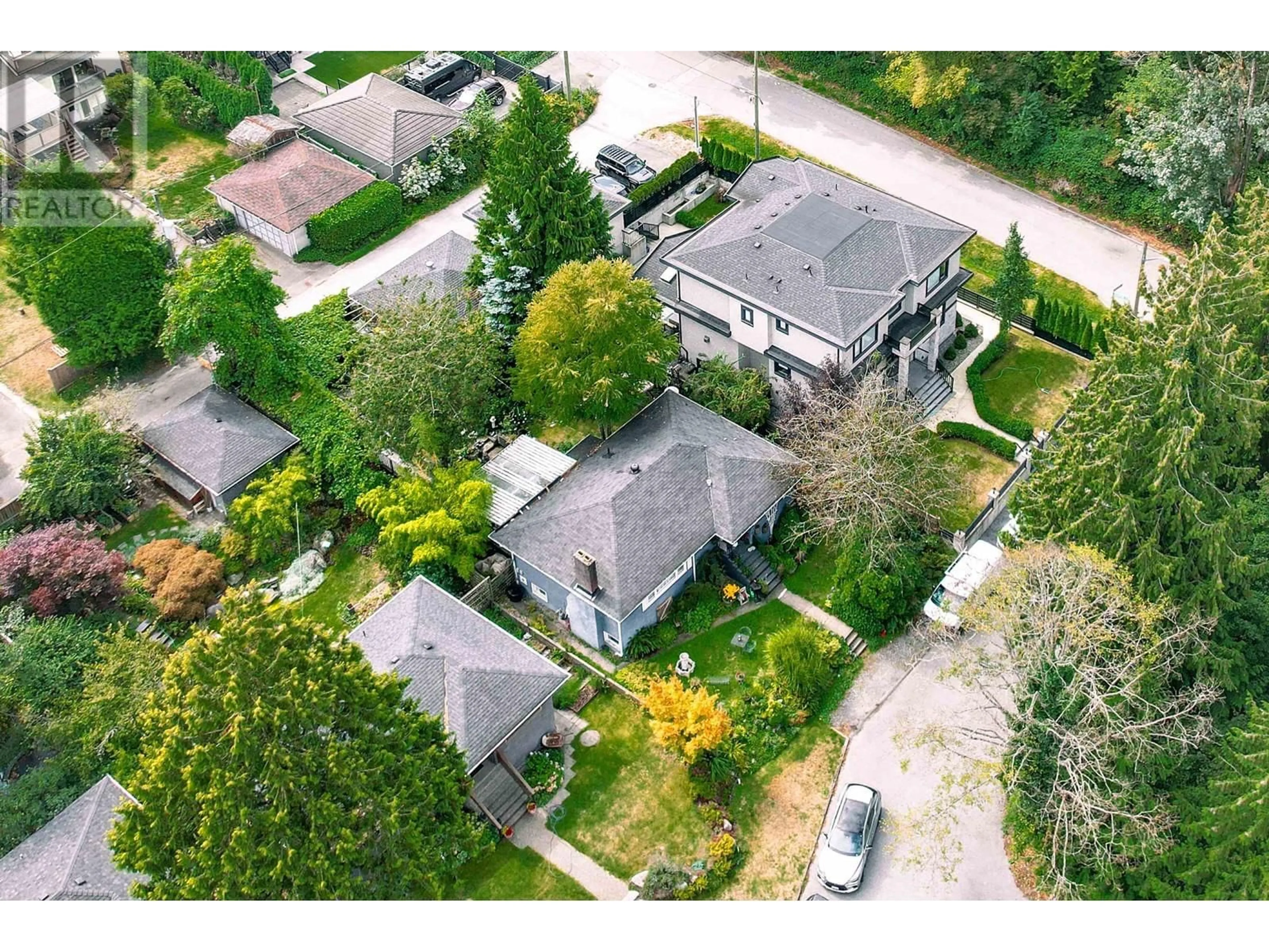 A pic from outside/outdoor area/front of a property/back of a property/a pic from drone, street for 6614 STRAWSON STREET, Burnaby British Columbia V5E1W6