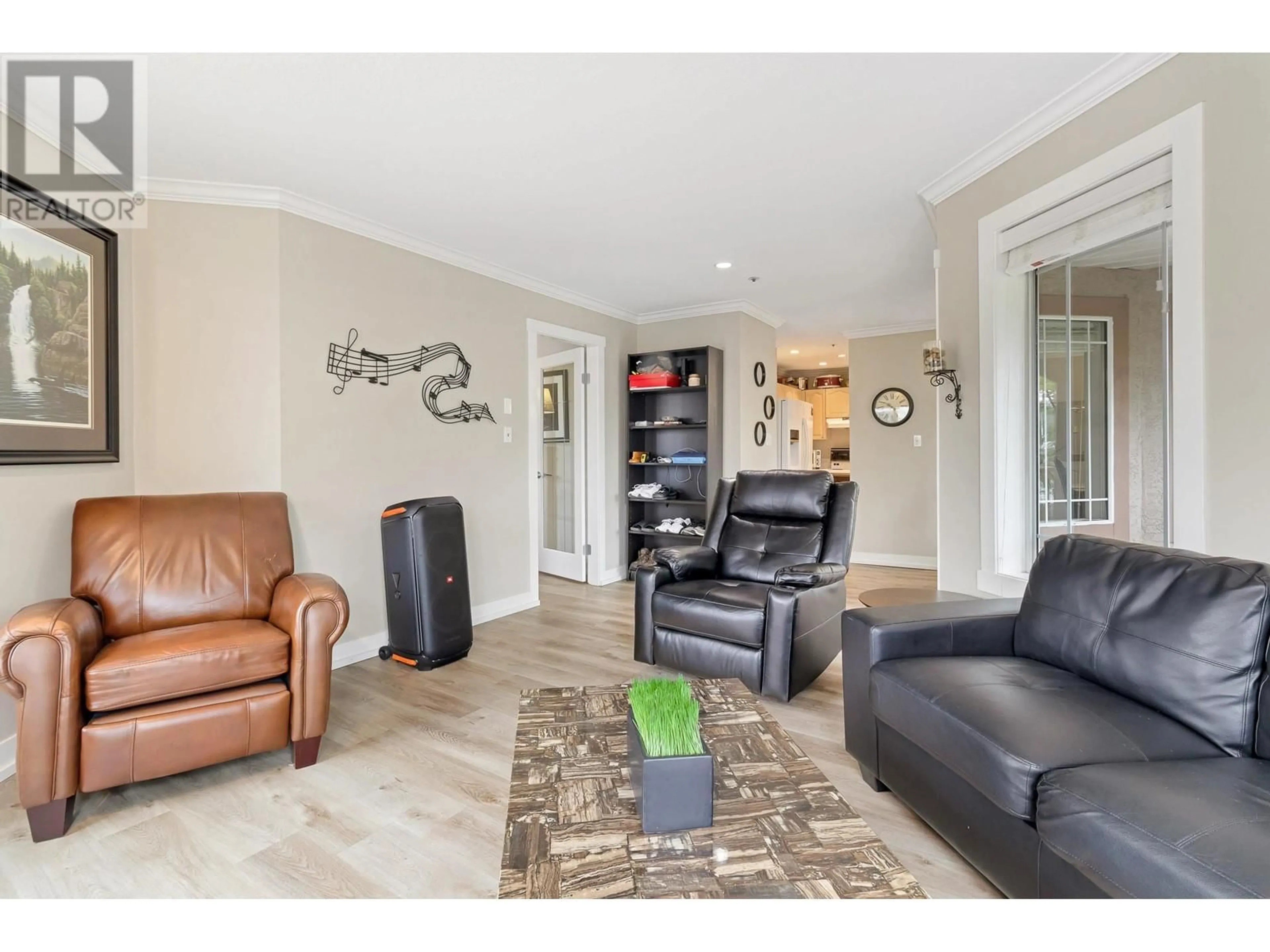 Living room, carpet floors for 201 2380 SHAUGHNESSY STREET, Port Coquitlam British Columbia V3C3E3