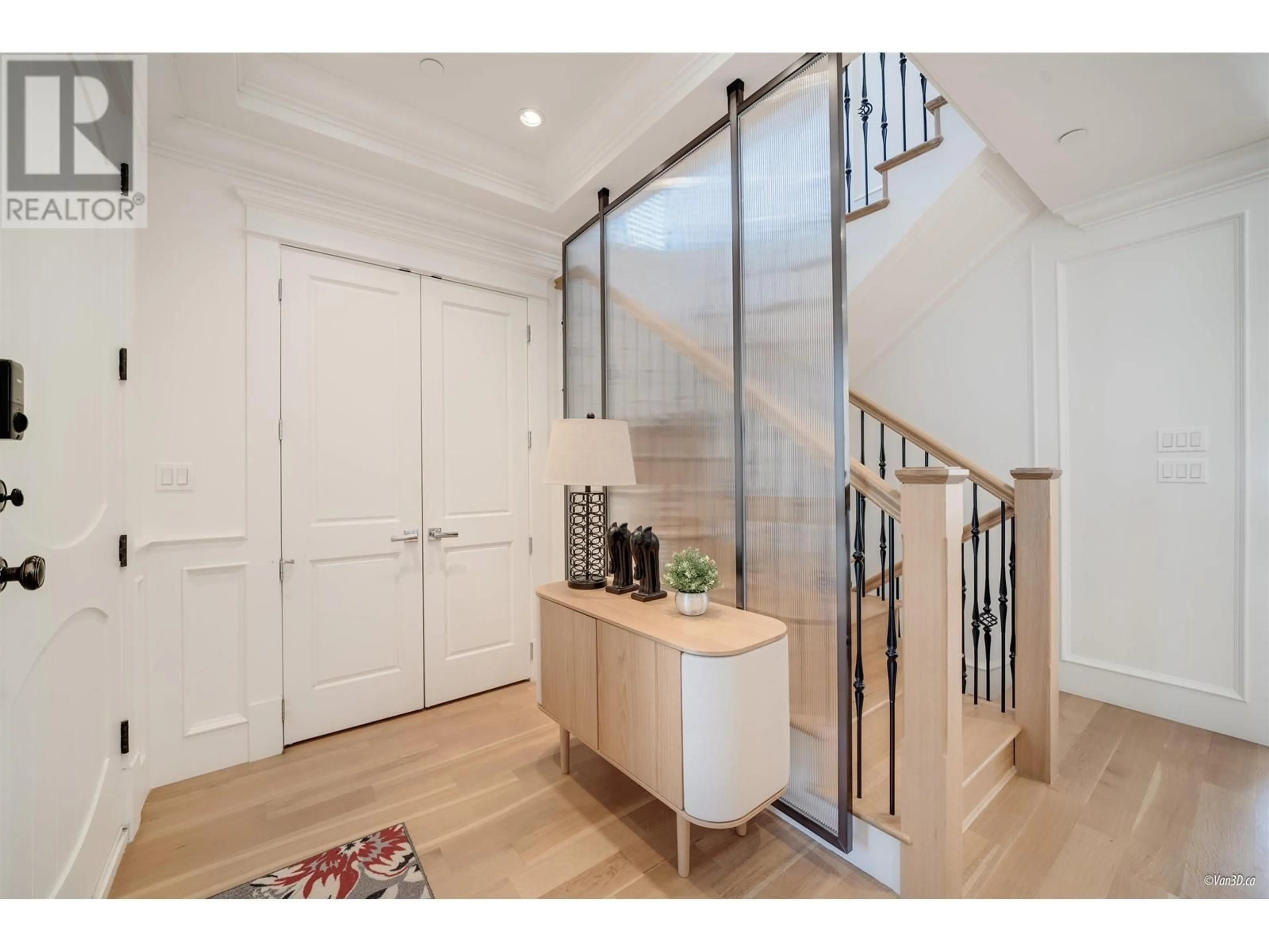 Indoor entryway for 4474 W 15TH AVENUE, Vancouver British Columbia V6R3B2