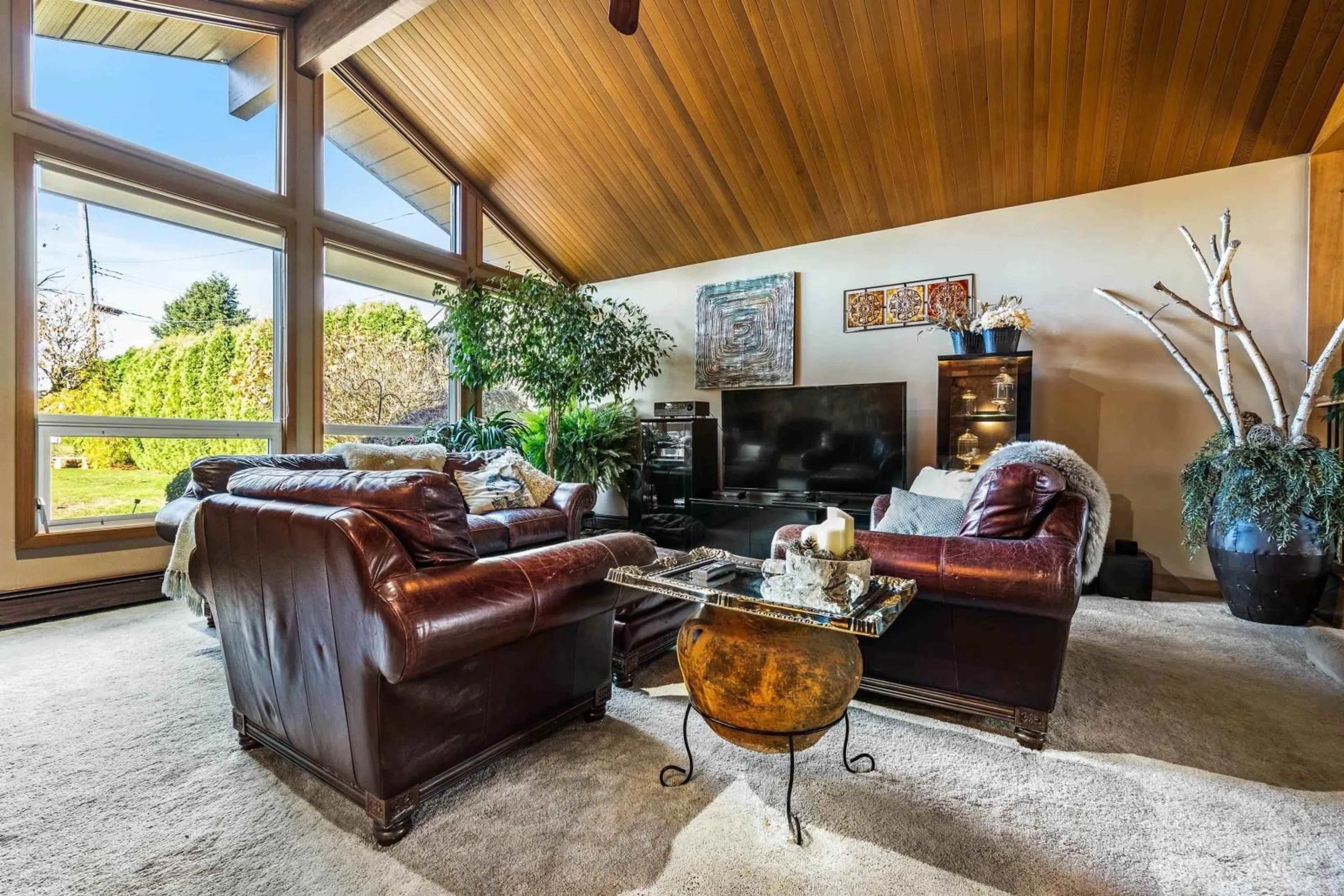 Living room, wood floors for 45647 NEWBY DRIVE, Chilliwack British Columbia V2R1N1