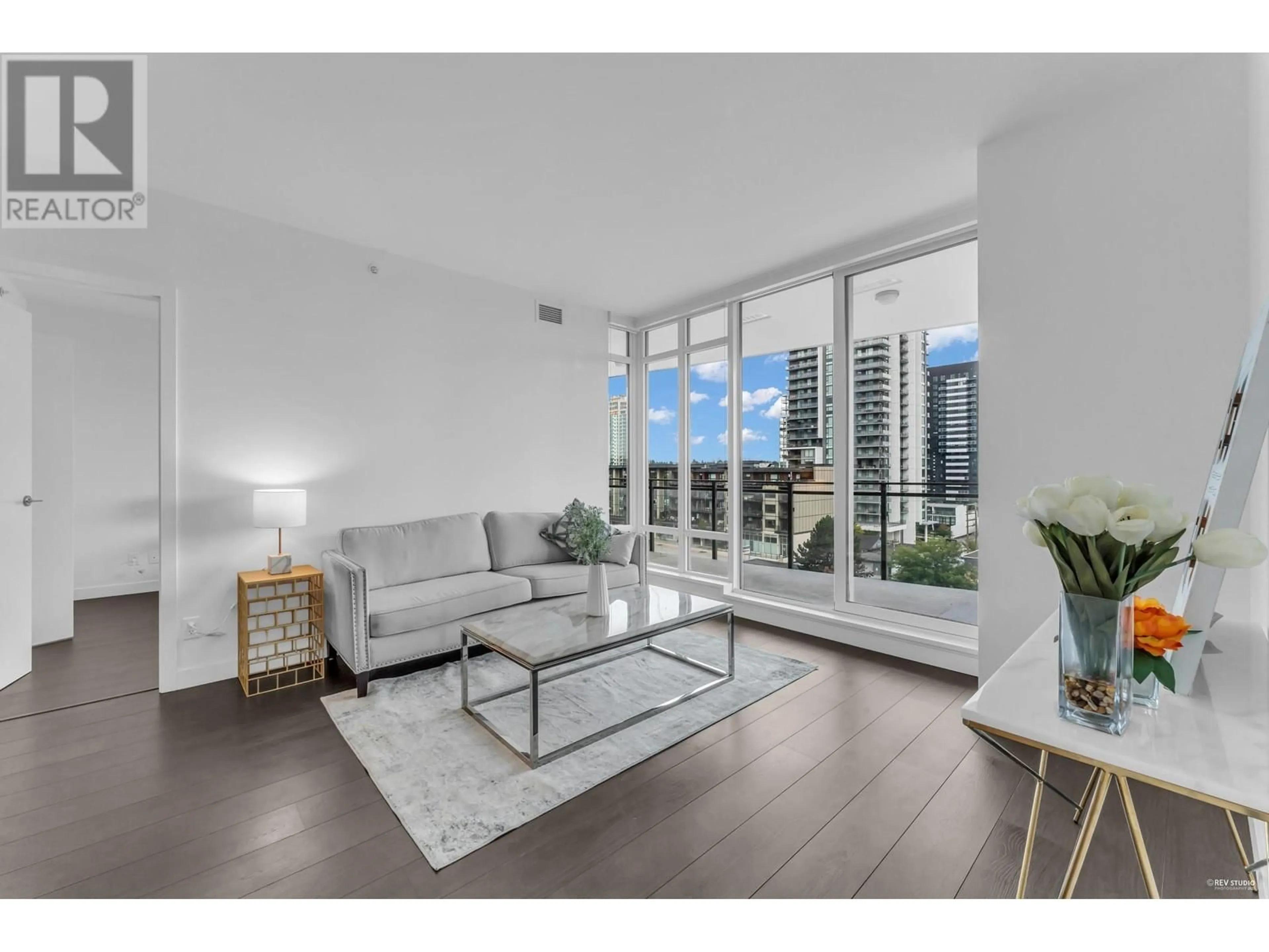 Living room, wood floors for 507 2085 SKYLINE COURT, Burnaby British Columbia V5C0M6