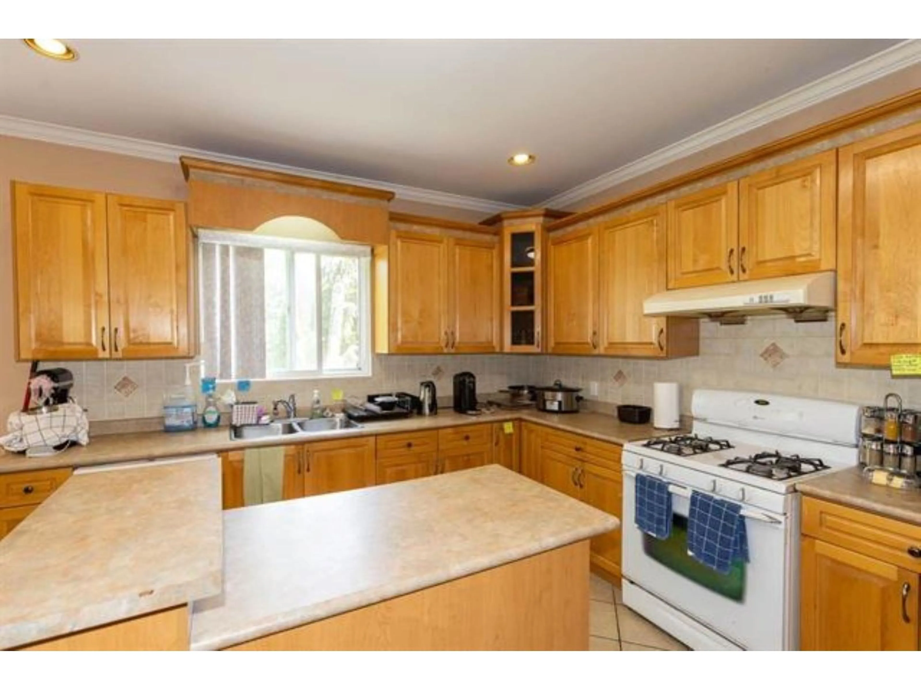 Standard kitchen, wood floors, cottage for 11548 CURRIE DRIVE, Surrey British Columbia V3R8E1