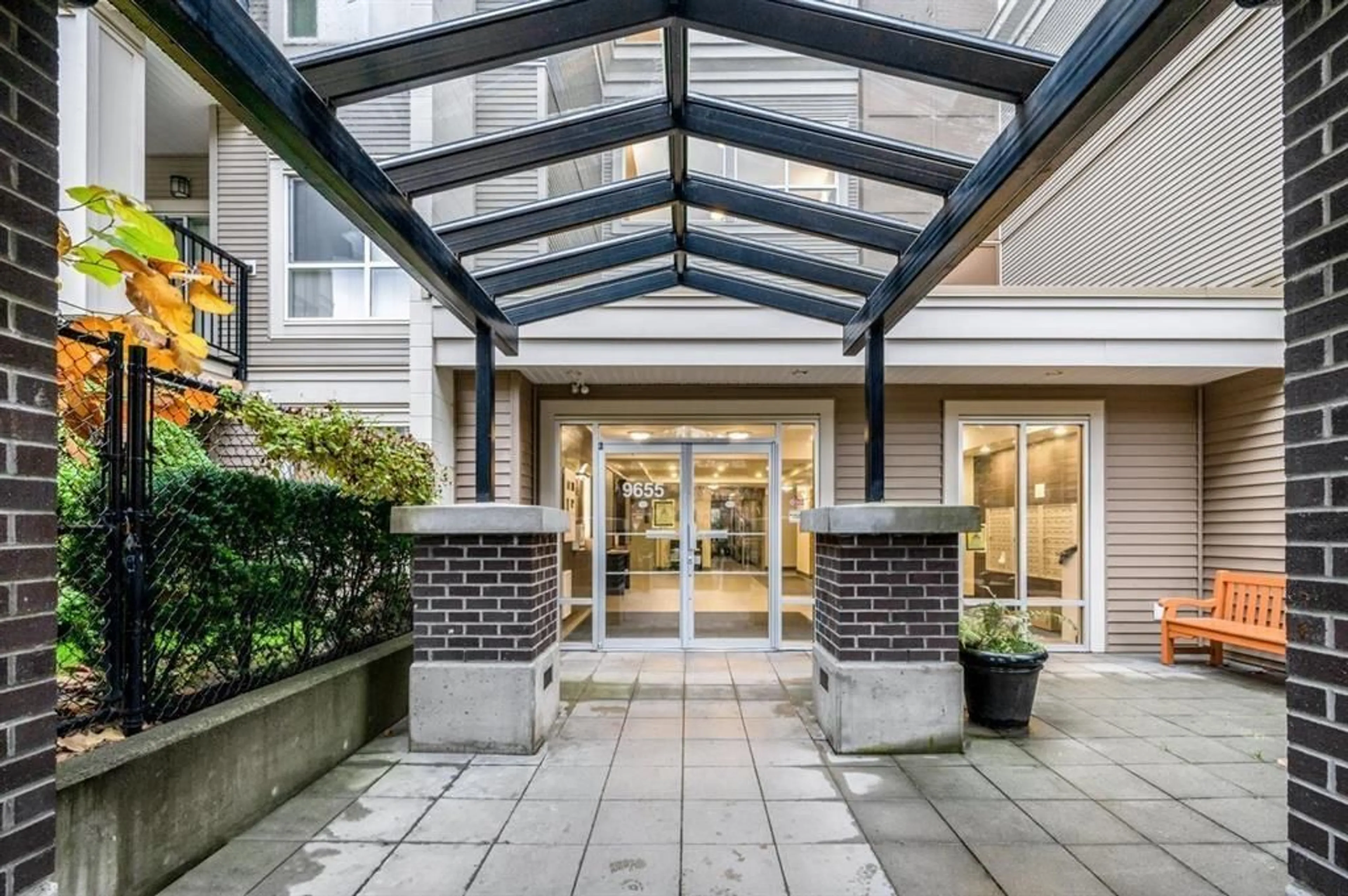 Indoor foyer for 203 9655 KING GEORGE BOULEVARD, Surrey British Columbia V3T0C7