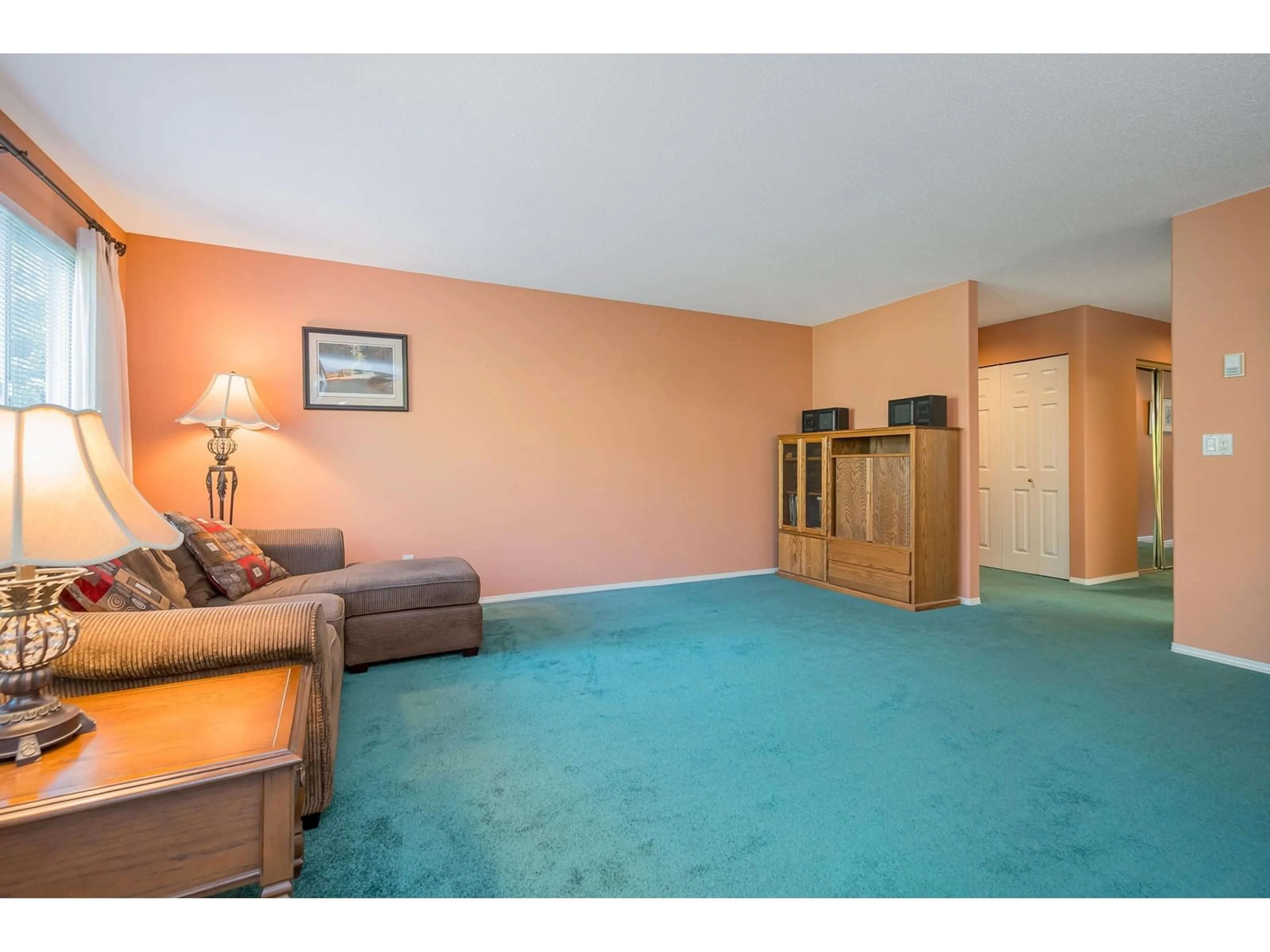 Indoor foyer, carpet floors for 142 13888 70 AVENUE, Surrey British Columbia V3W0R8