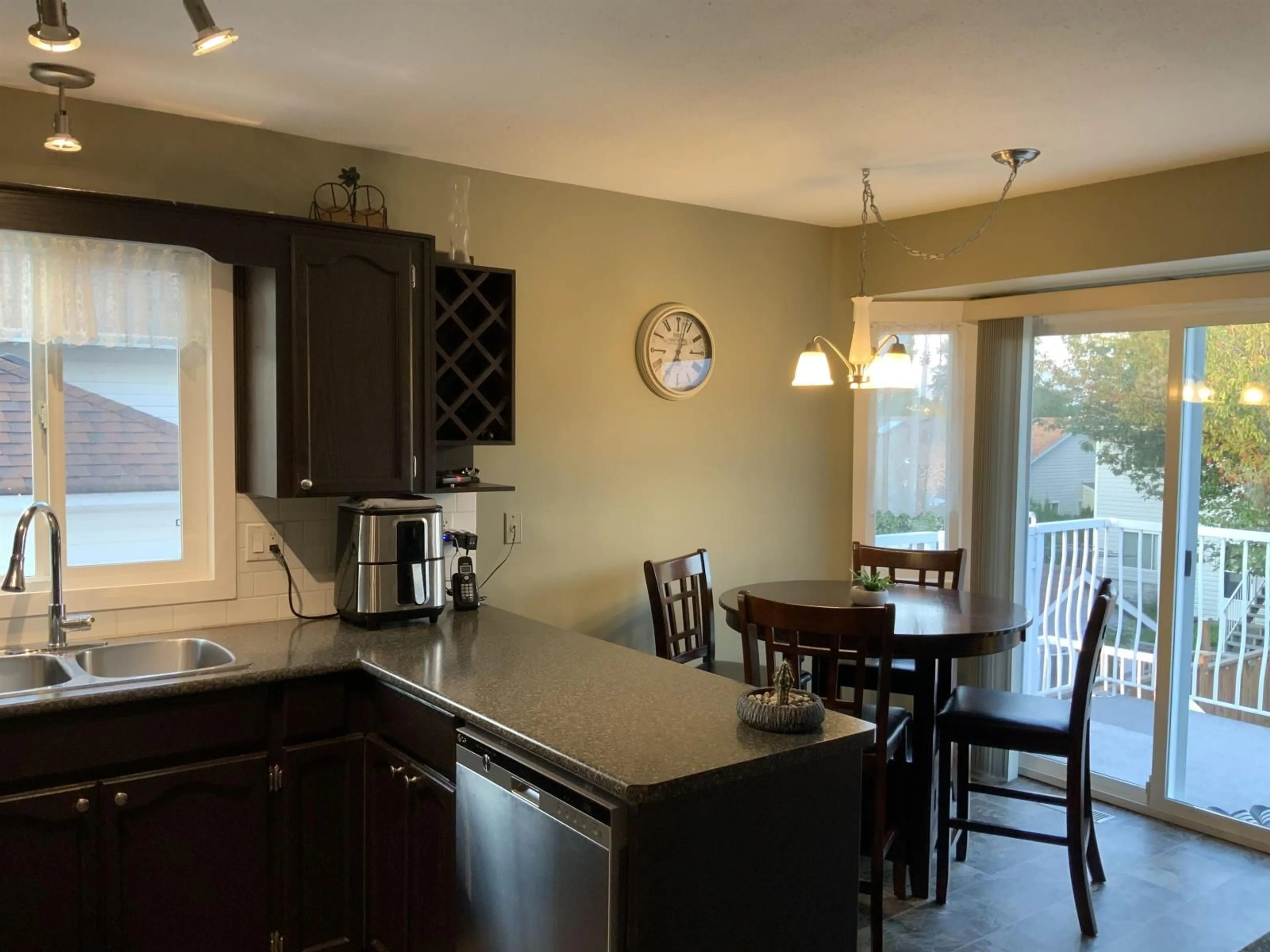 Open concept kitchen for 5872 GLENDALE DRIVE, Chilliwack British Columbia V2R3A6