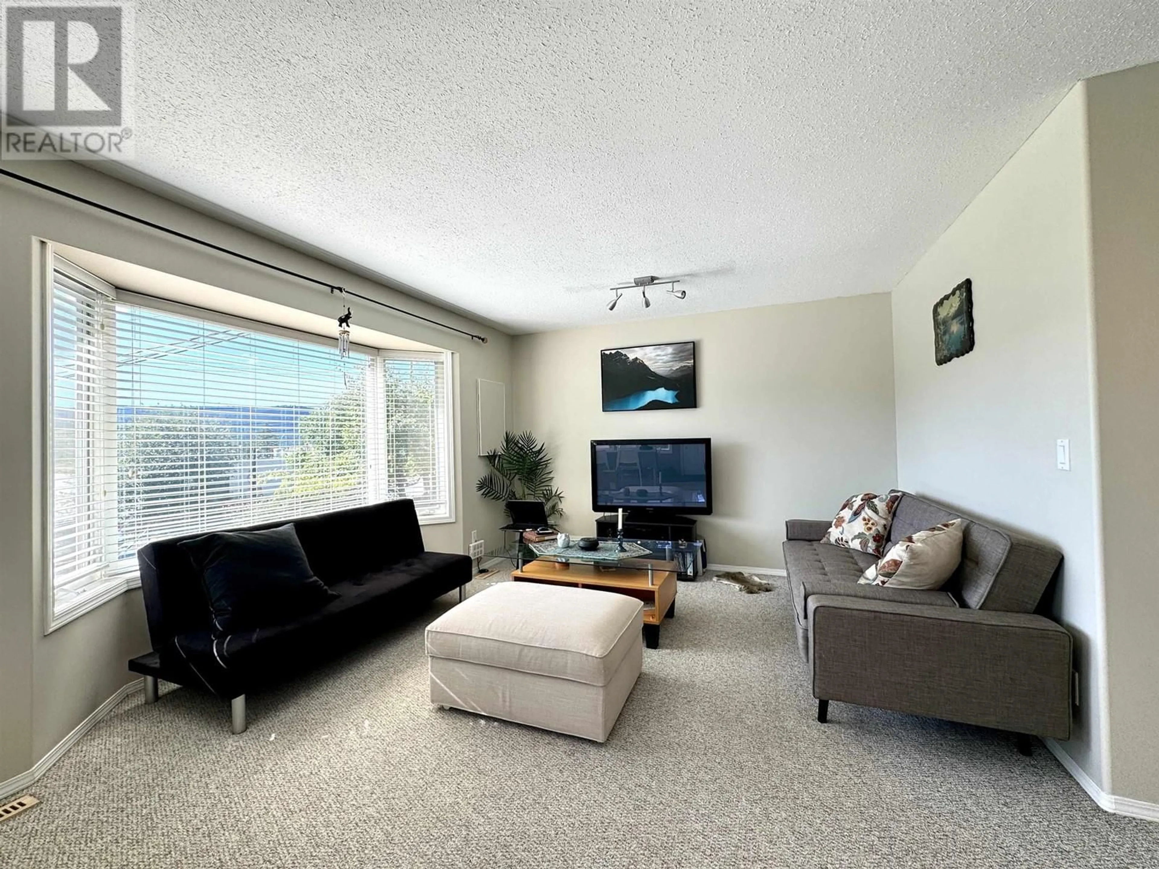 Living room, carpet floors for B 32 LAKEVIEW AVENUE, Williams Lake British Columbia V2G1B2