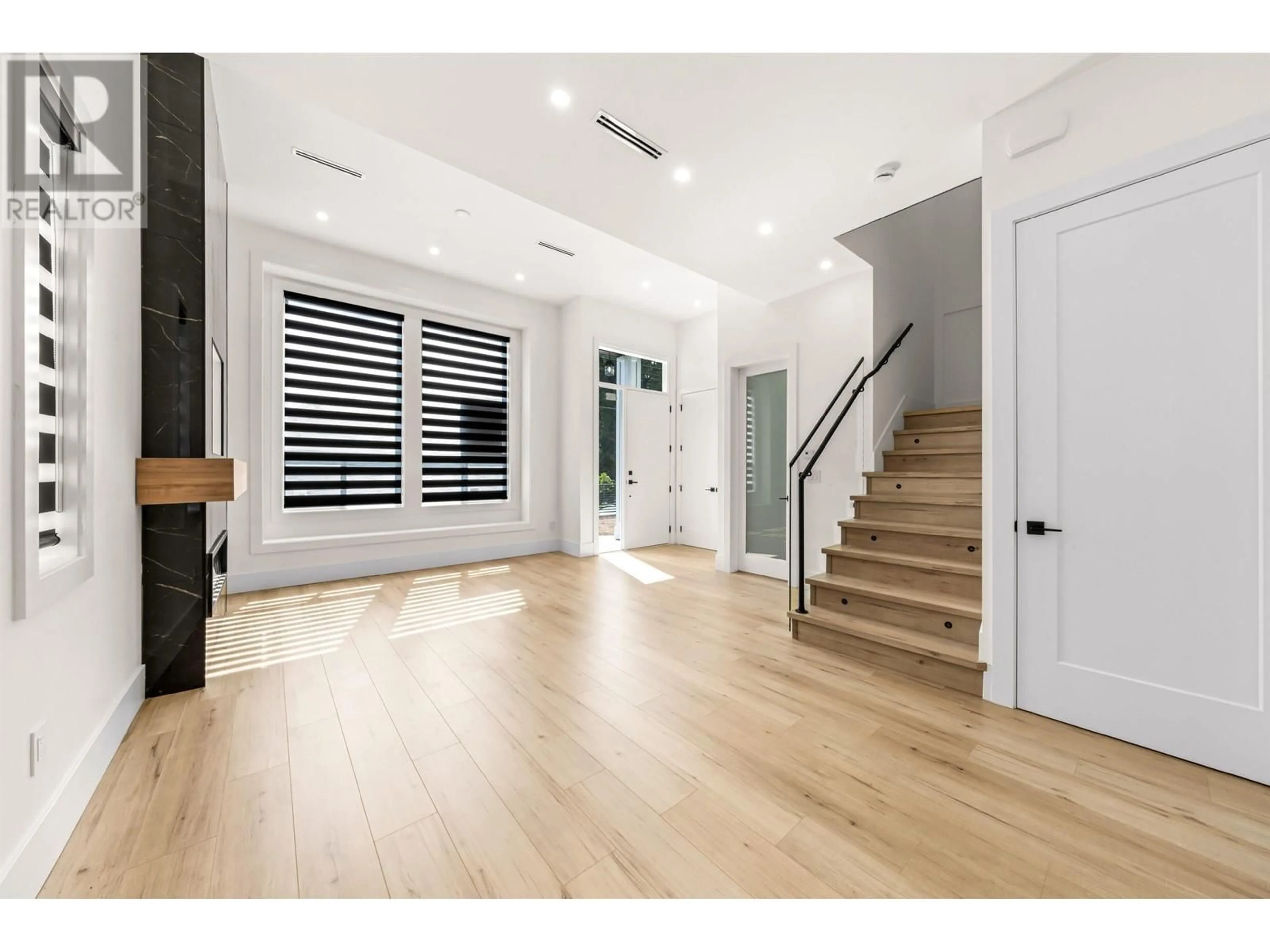 Indoor entryway for 7635 ROSEWOOD STREET, Burnaby British Columbia V5E2G8