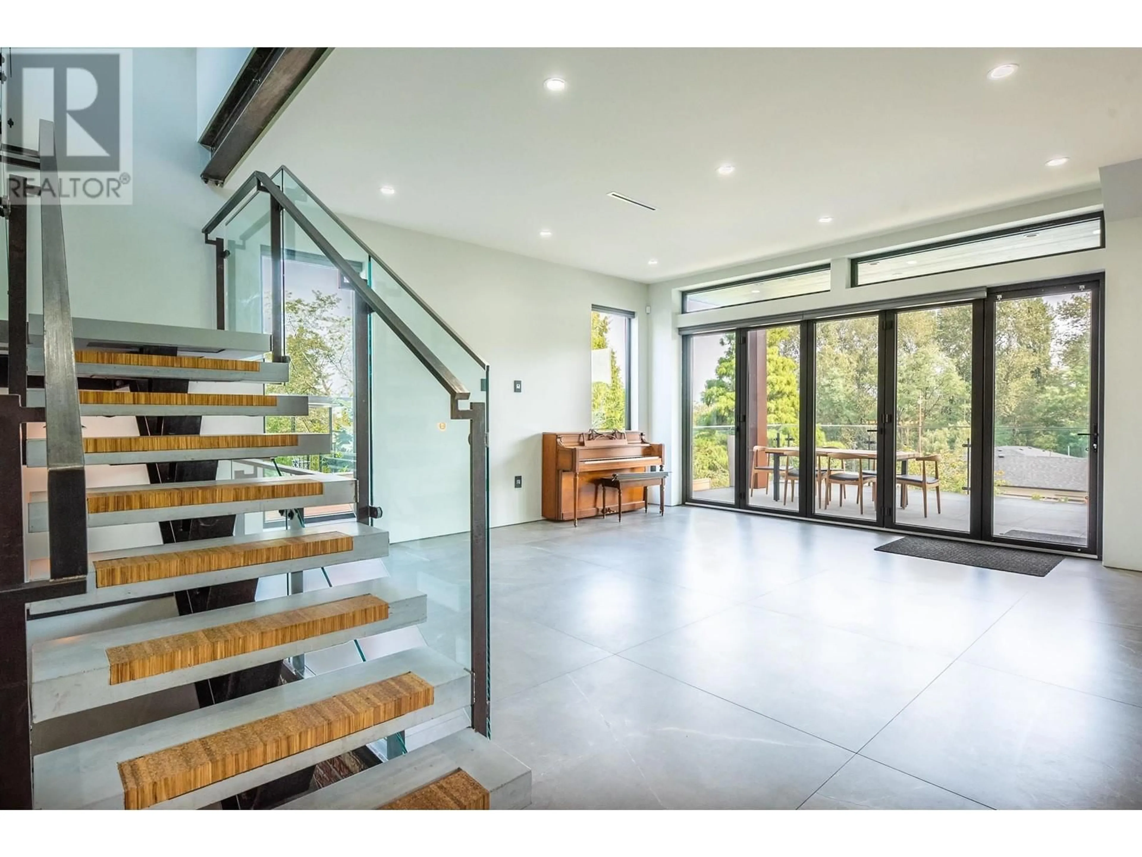 Indoor foyer, wood floors for 6192 ELGIN AVENUE, Burnaby British Columbia V5H3S4