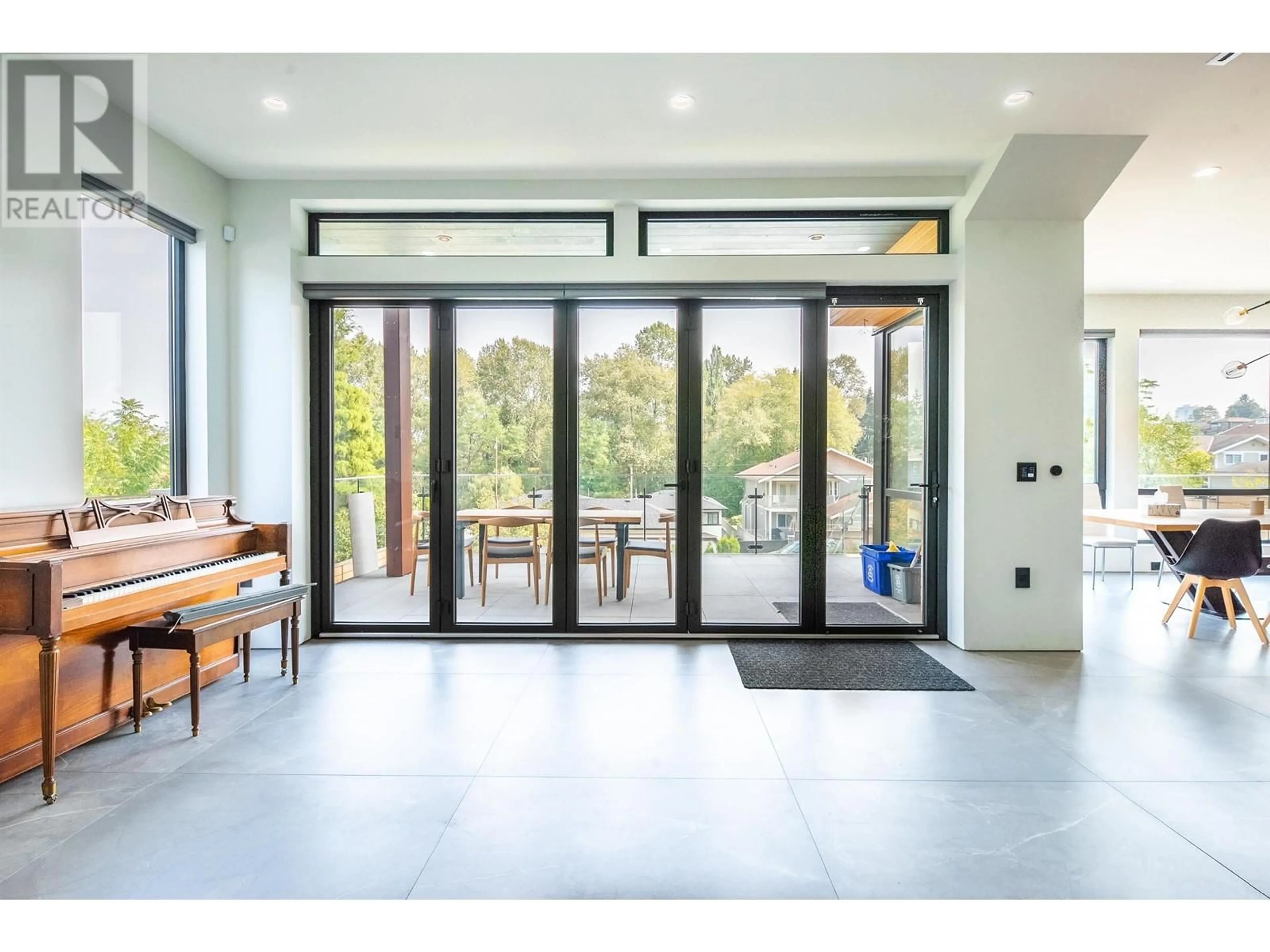 Indoor entryway, ceramic floors for 6192 ELGIN AVENUE, Burnaby British Columbia V5H3S4