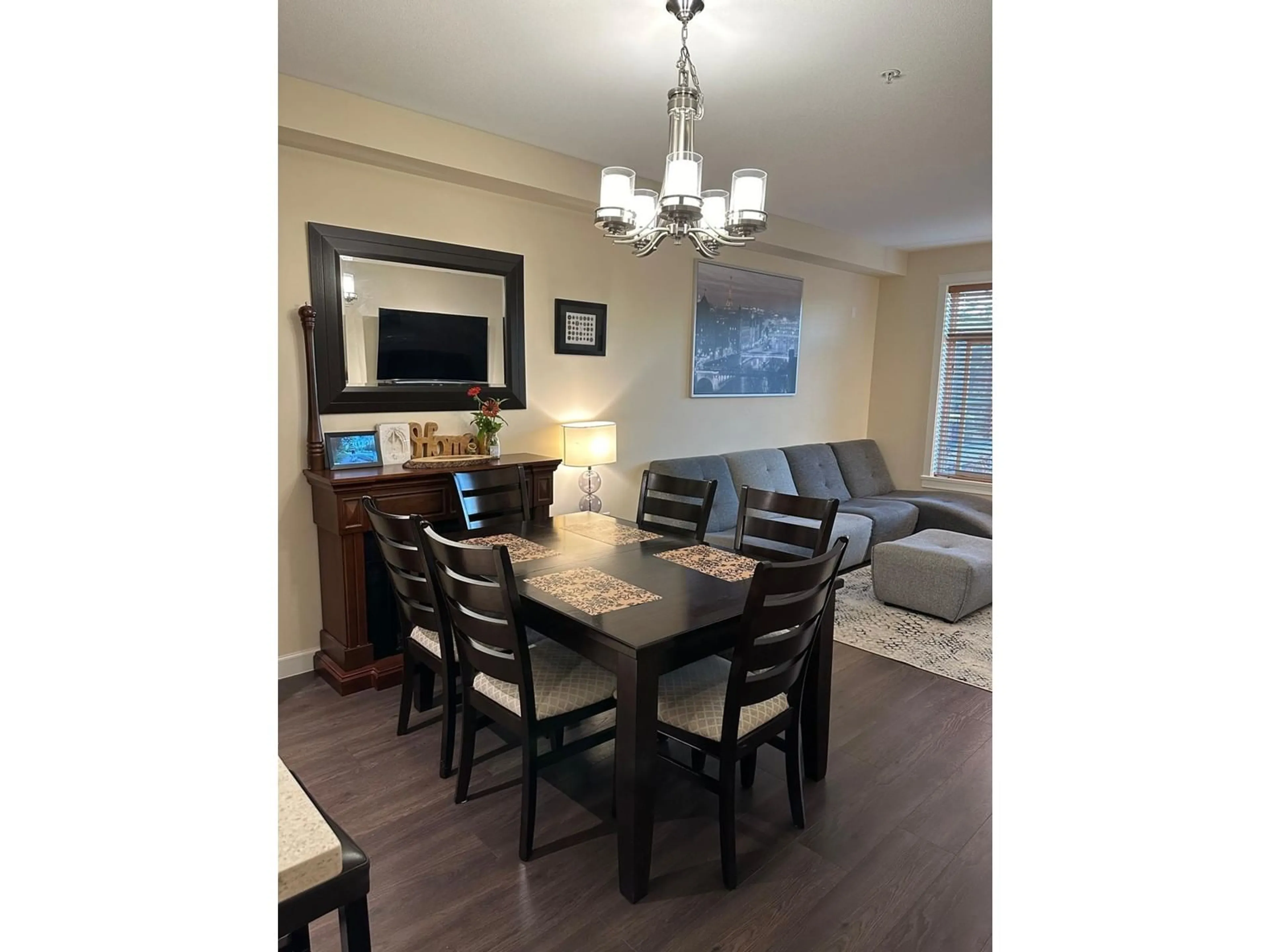 Dining room, wood floors, cottage for A214 20716 WILLOUGHBY TOWN CENTRE DRIVE, Langley British Columbia V2Y3J7