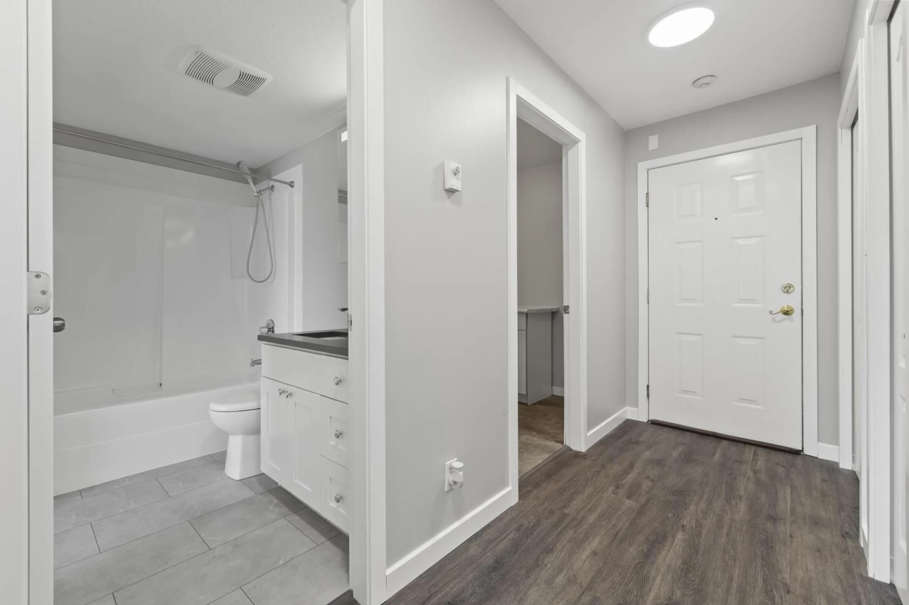 Bathroom, wood floors for 303 45729 GAETZ STREET, Chilliwack British Columbia V2R3P1