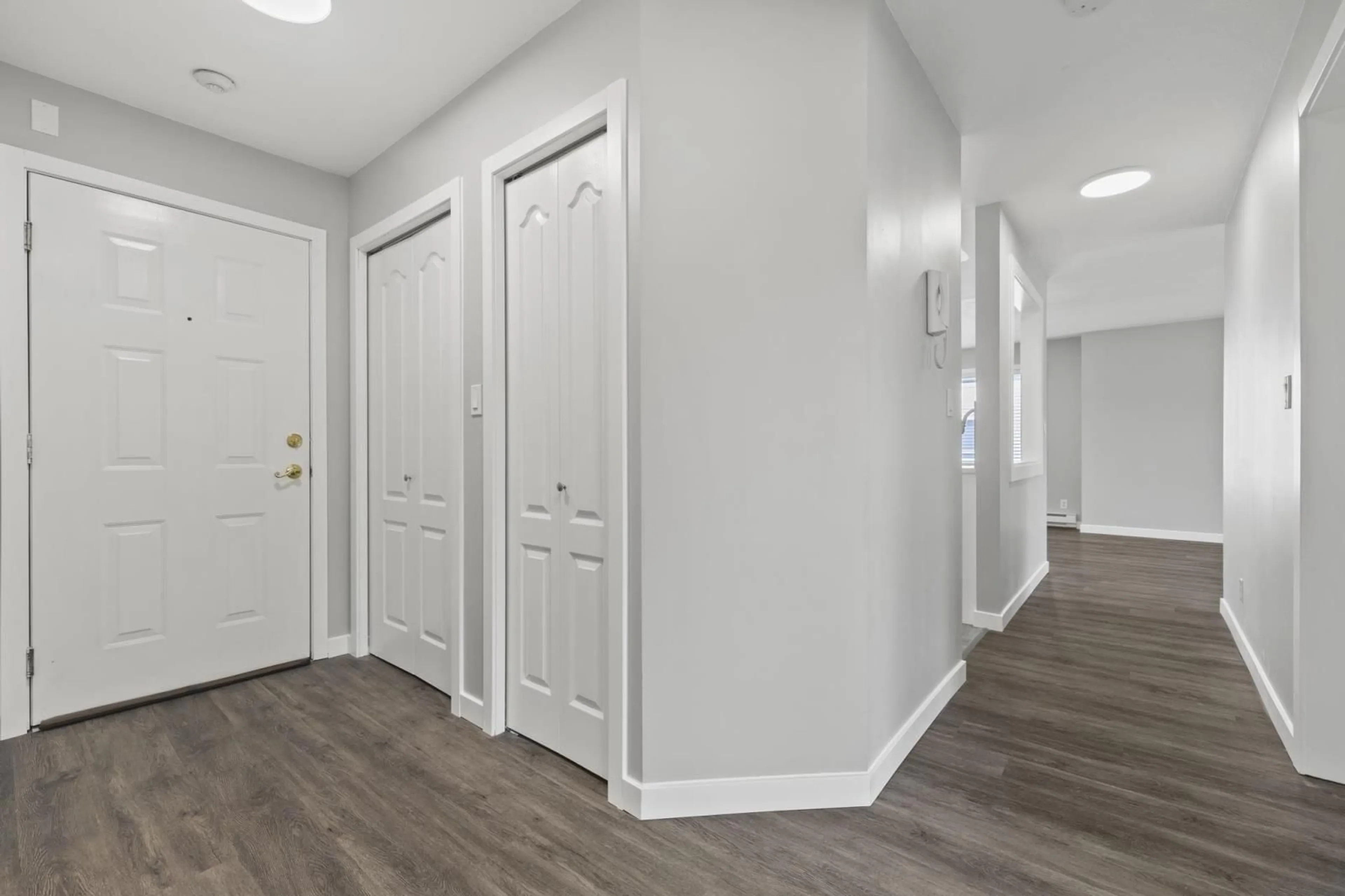 Indoor entryway, wood floors for 303 45729 GAETZ STREET, Chilliwack British Columbia V2R3P1