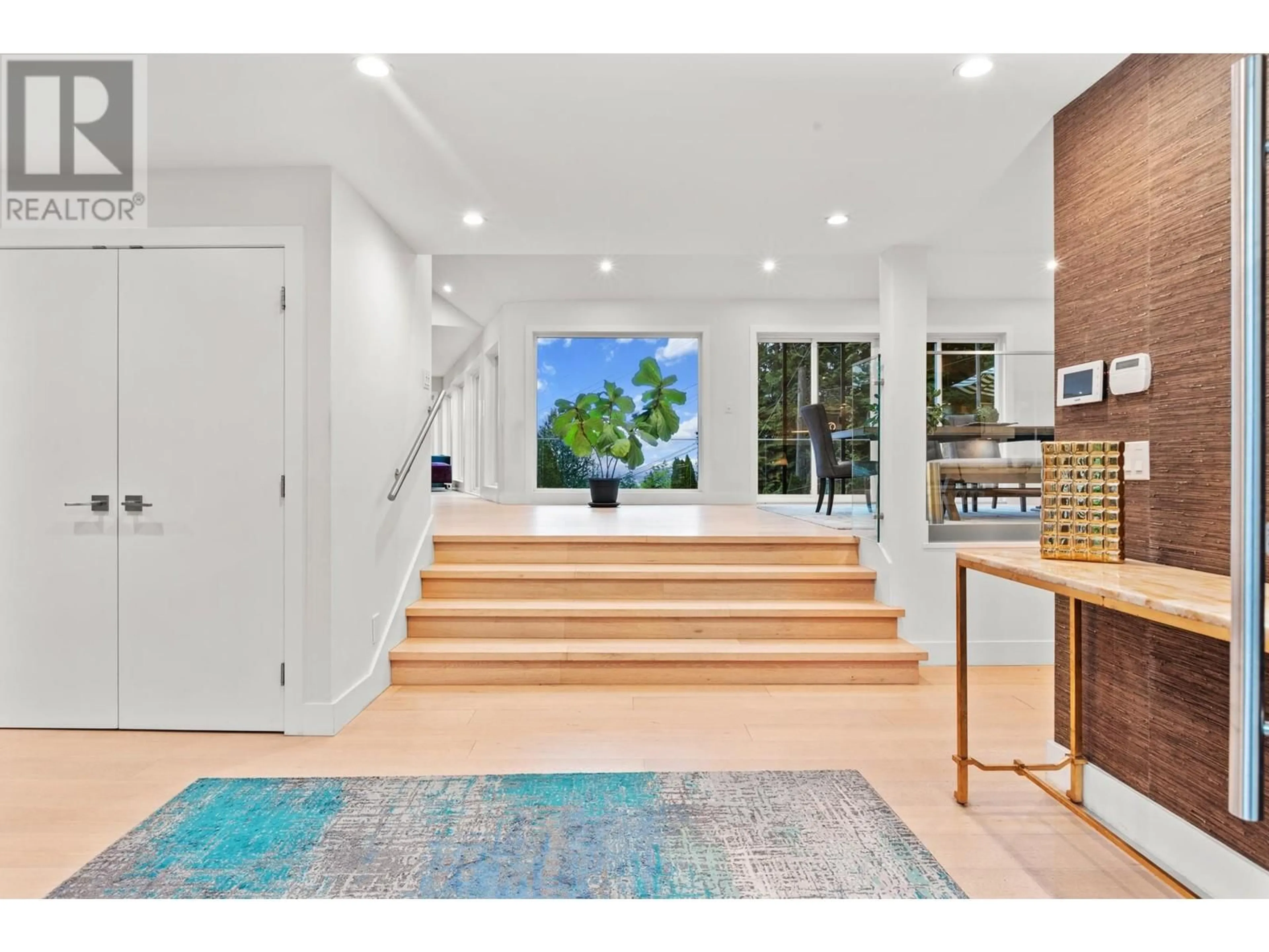 Indoor entryway, wood floors for 598 ST. ANDREWS ROAD, West Vancouver British Columbia V7S1V4