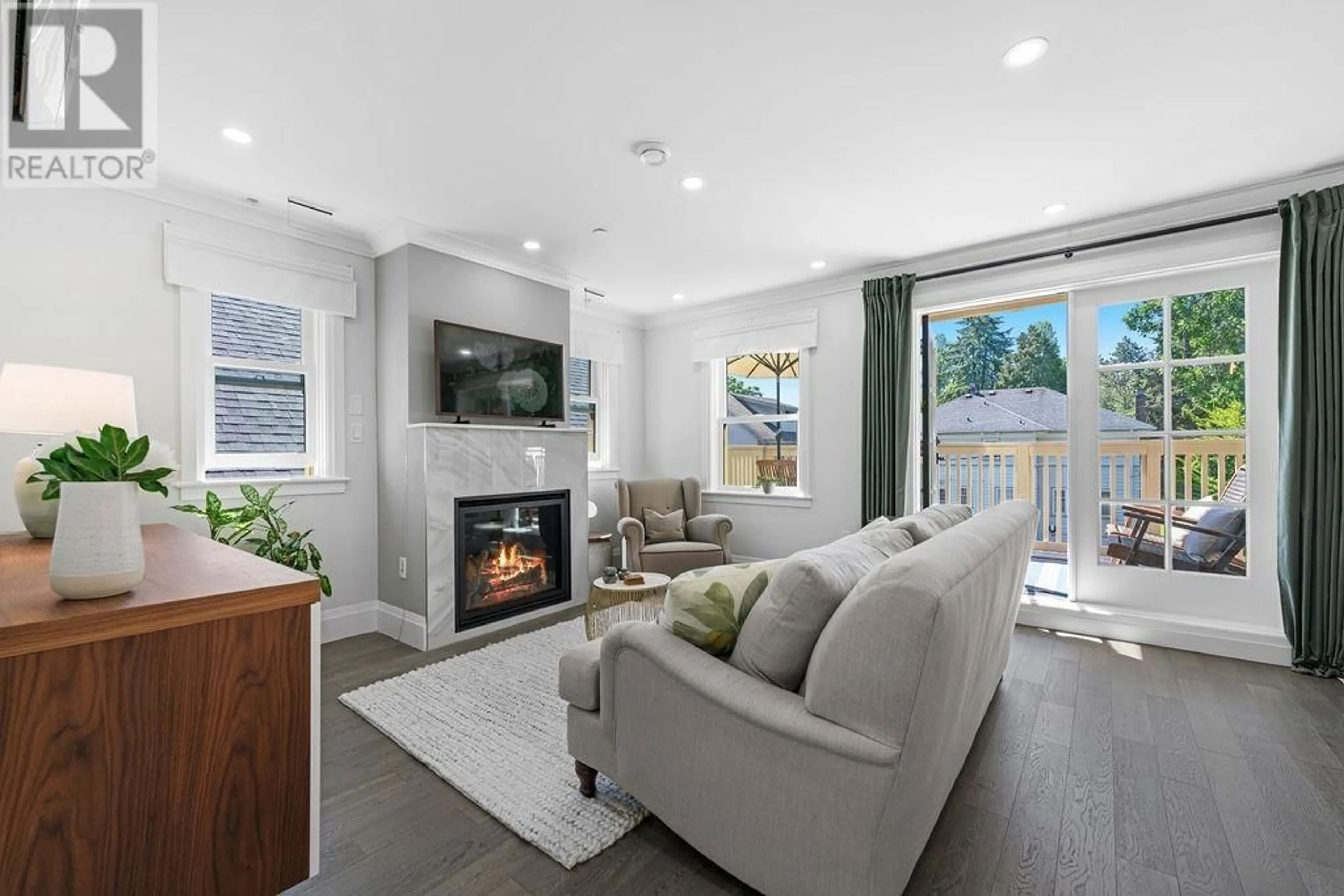 Living room, wood floors for 1110 W 15TH AVENUE, Vancouver British Columbia V6H1R6