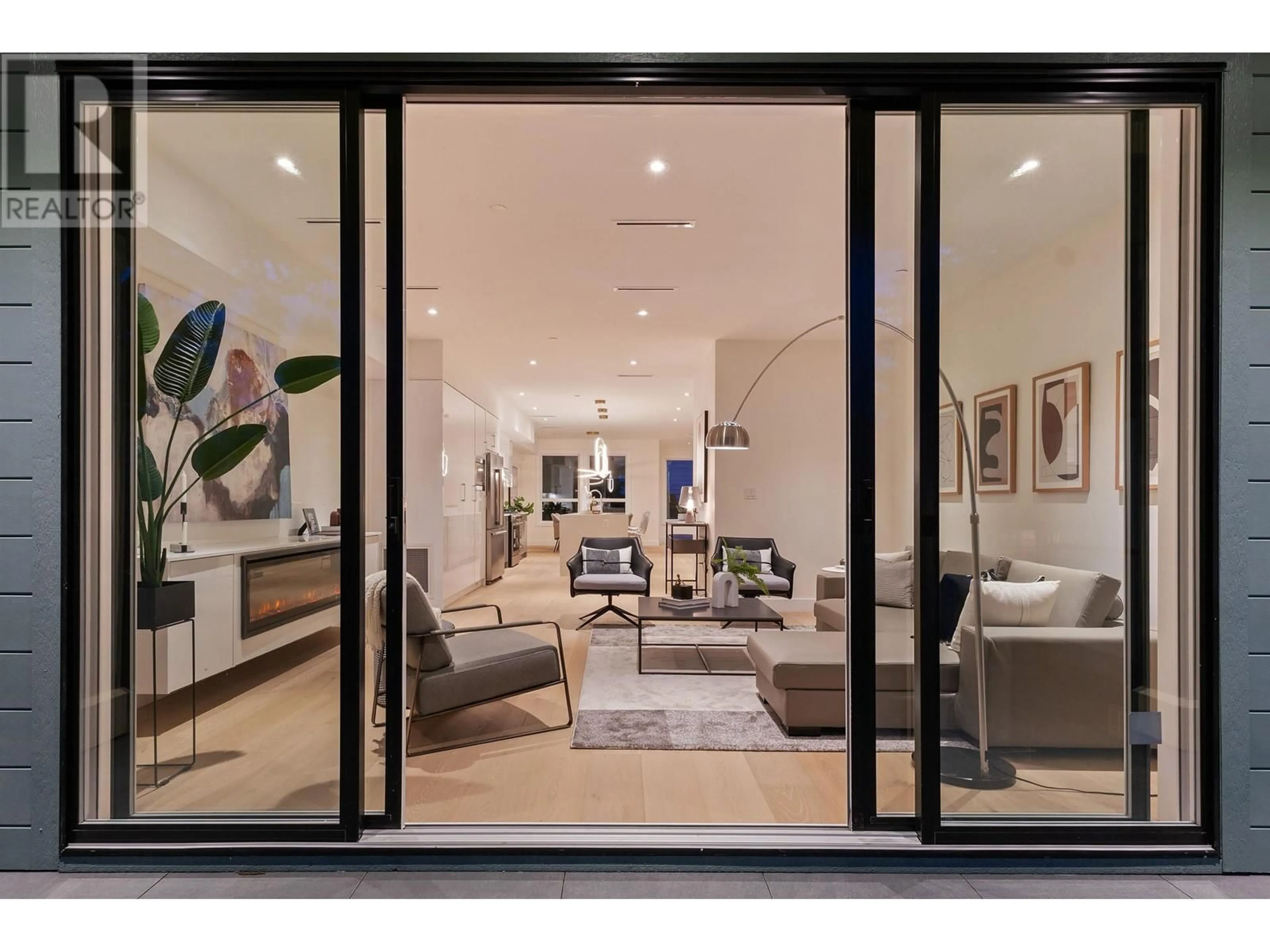 Indoor entryway, ceramic floors for 416 E 16TH STREET, North Vancouver British Columbia V7L2T5