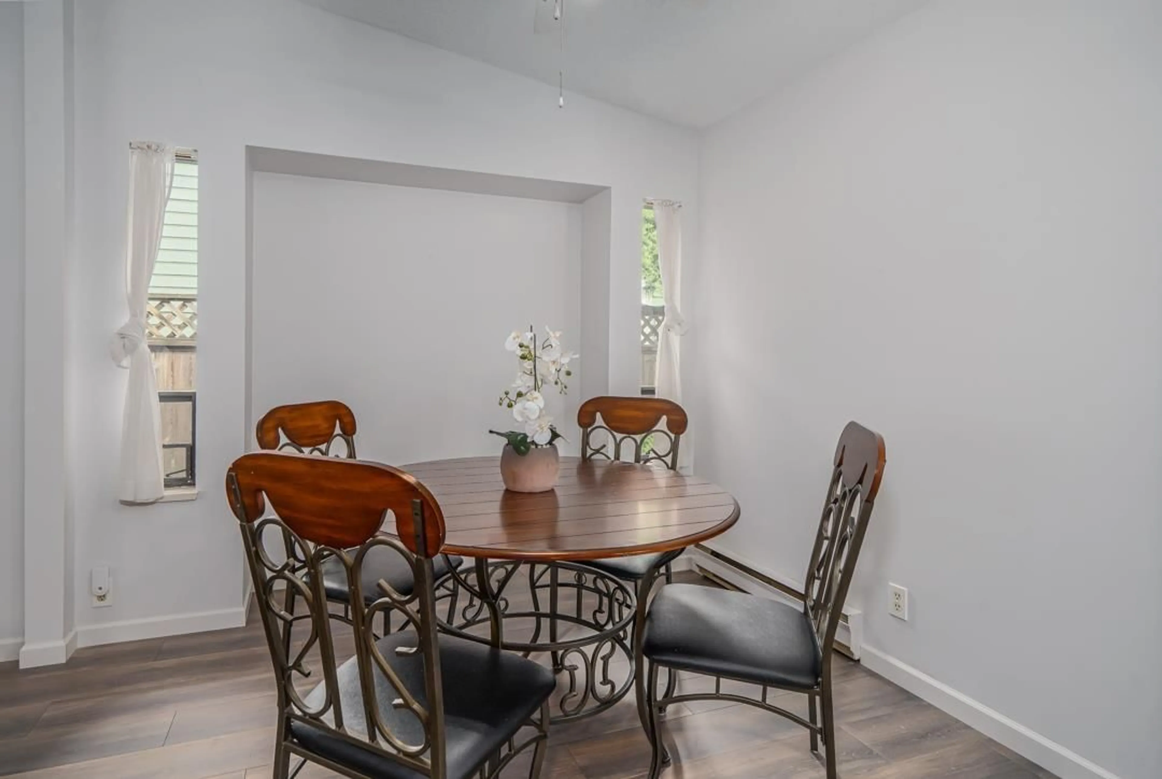 Dining room, wood floors, cottage for 14522 92 AVENUE, Surrey British Columbia V3Z9R9