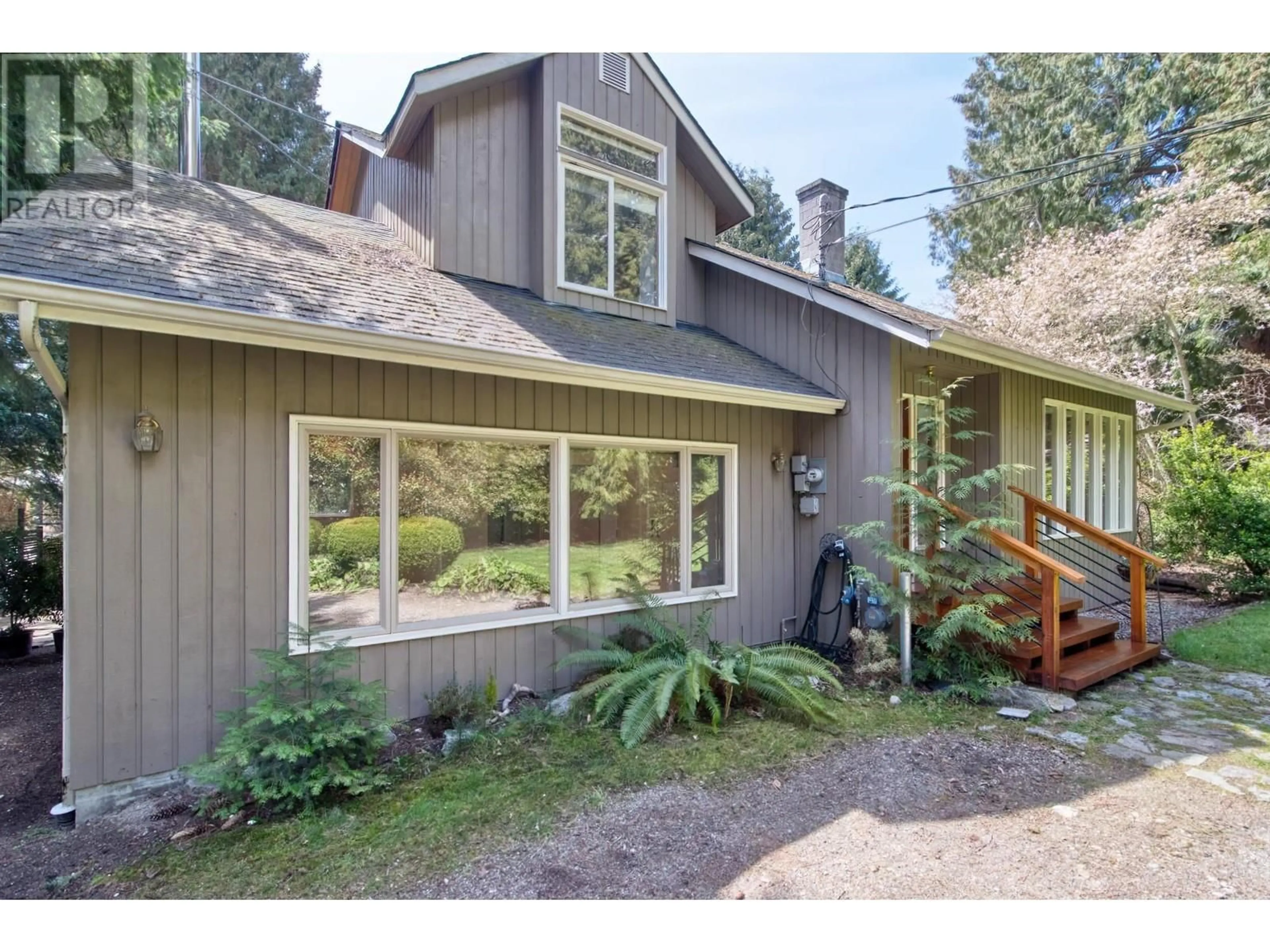 Home with vinyl exterior material, unknown for 7309 REDROOFFS ROAD, Halfmoon Bay British Columbia V7Z0T3