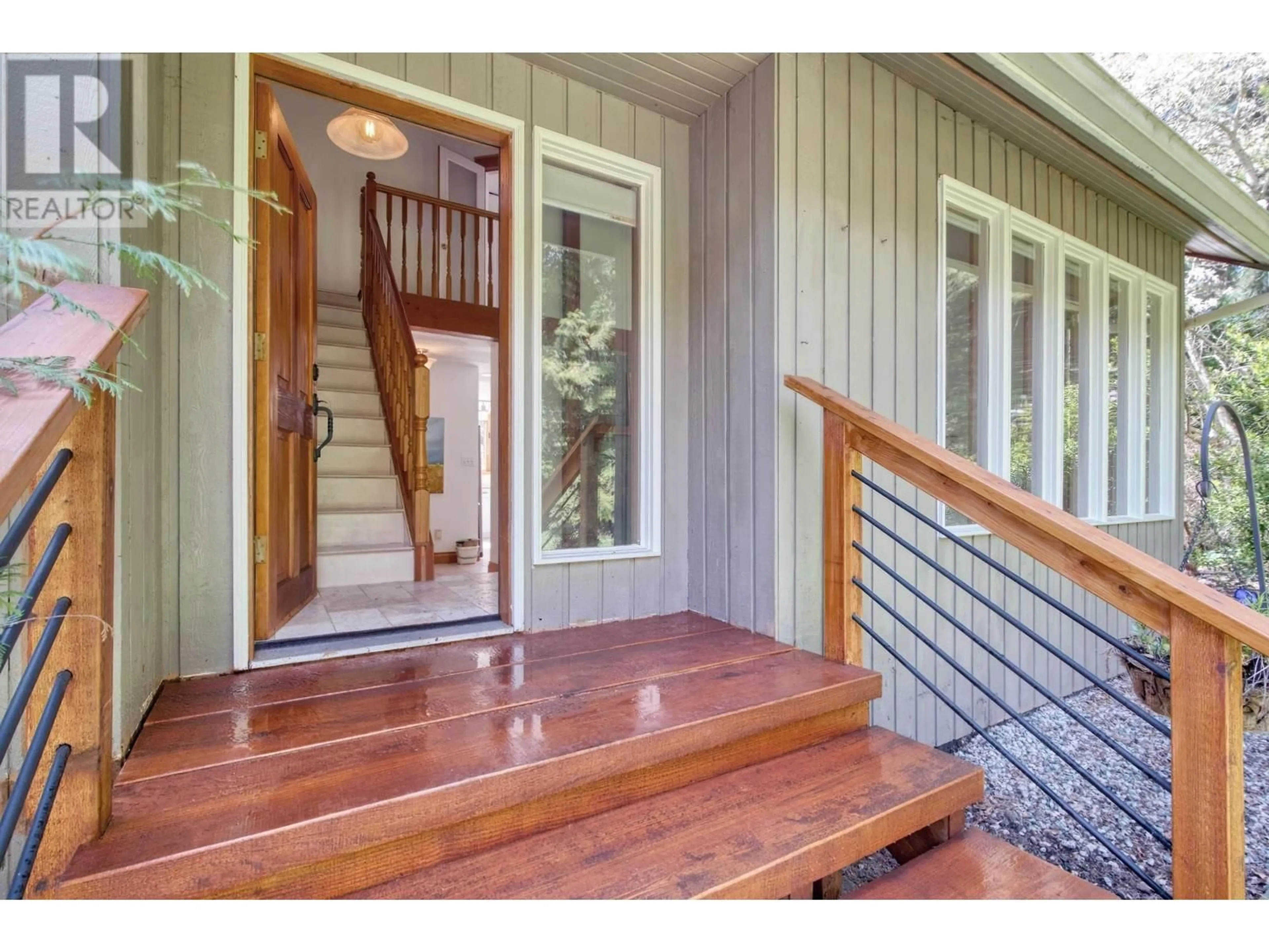 Indoor entryway for 7309 REDROOFFS ROAD, Halfmoon Bay British Columbia V7Z0T3