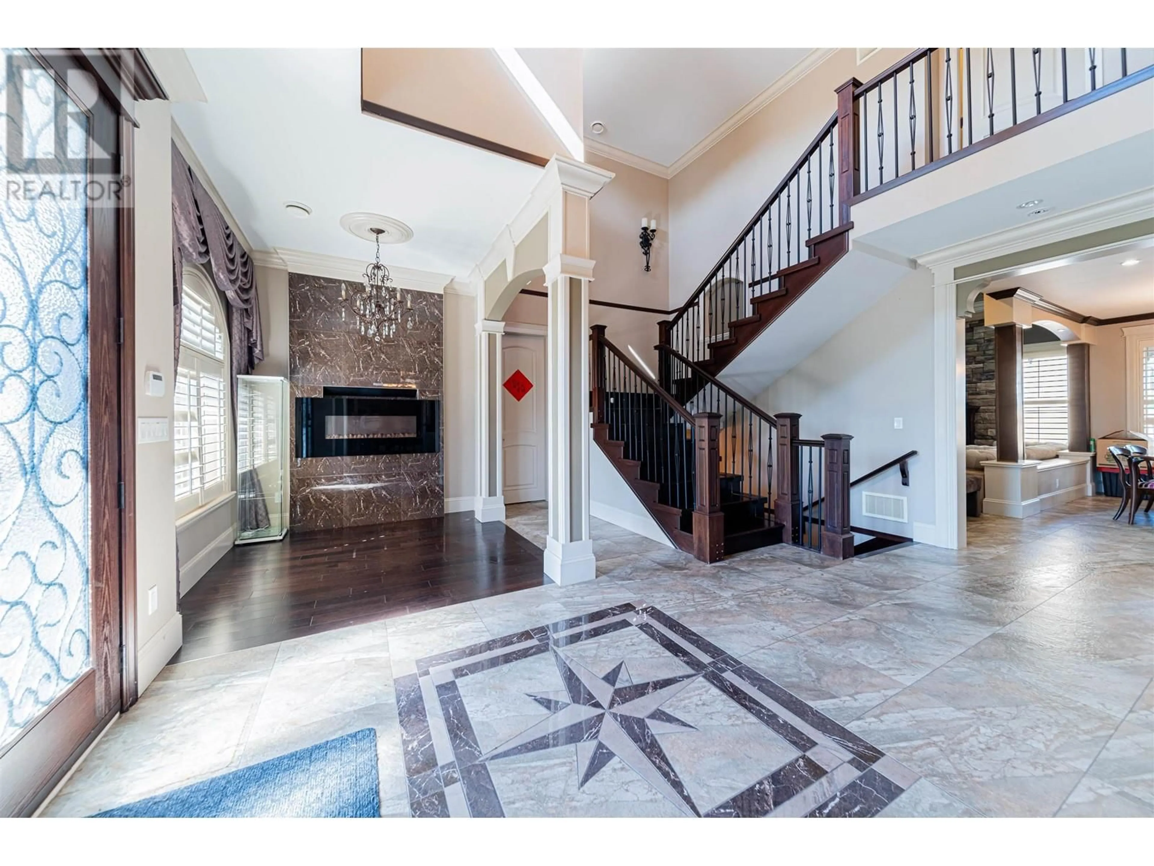 Indoor foyer, wood floors for 4628 WESTLAWN DRIVE, Burnaby British Columbia V5C3R1