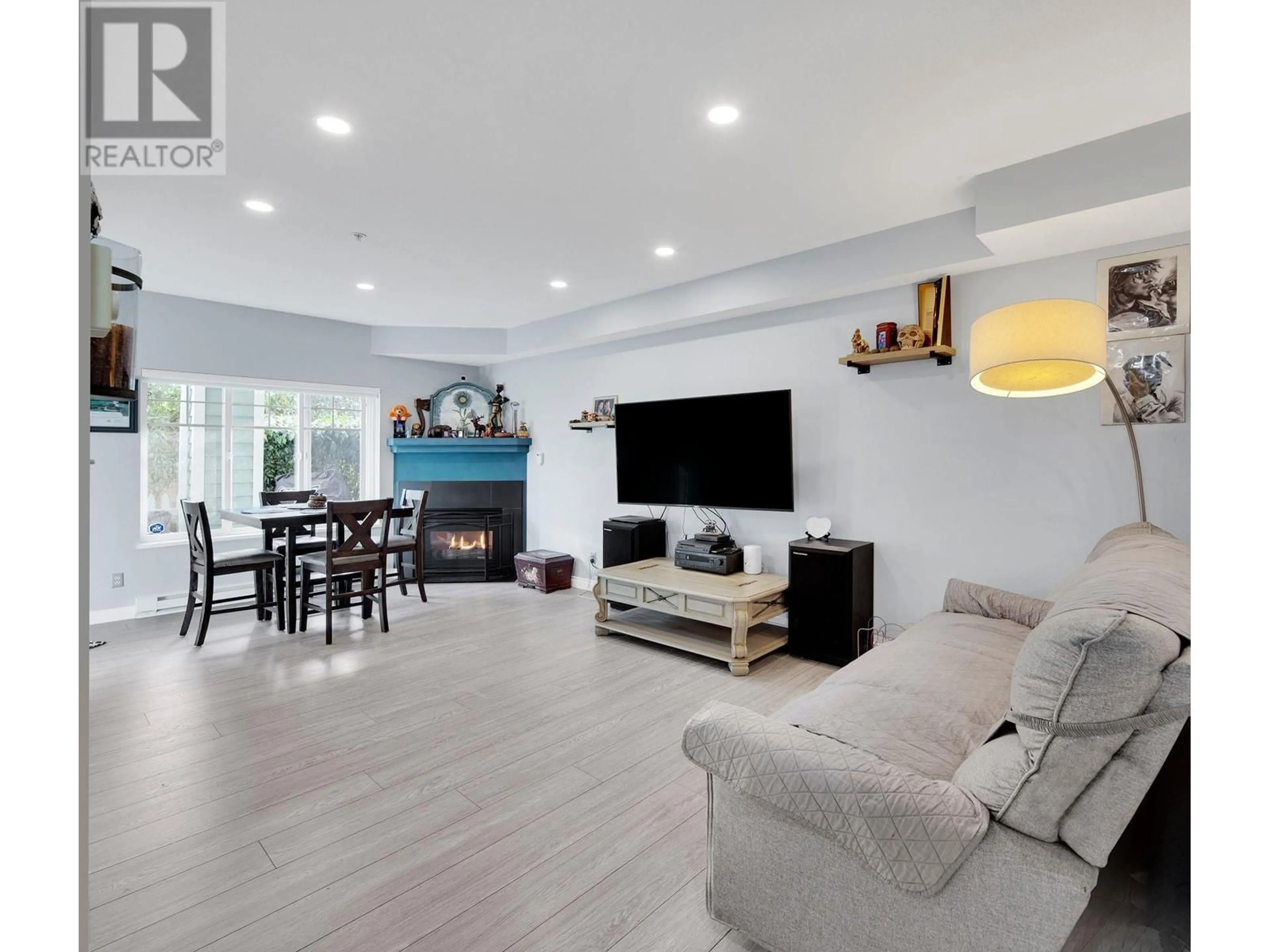 Living room, wood floors for 8 123 SEVENTH STREET, New Westminster British Columbia V3L1W2