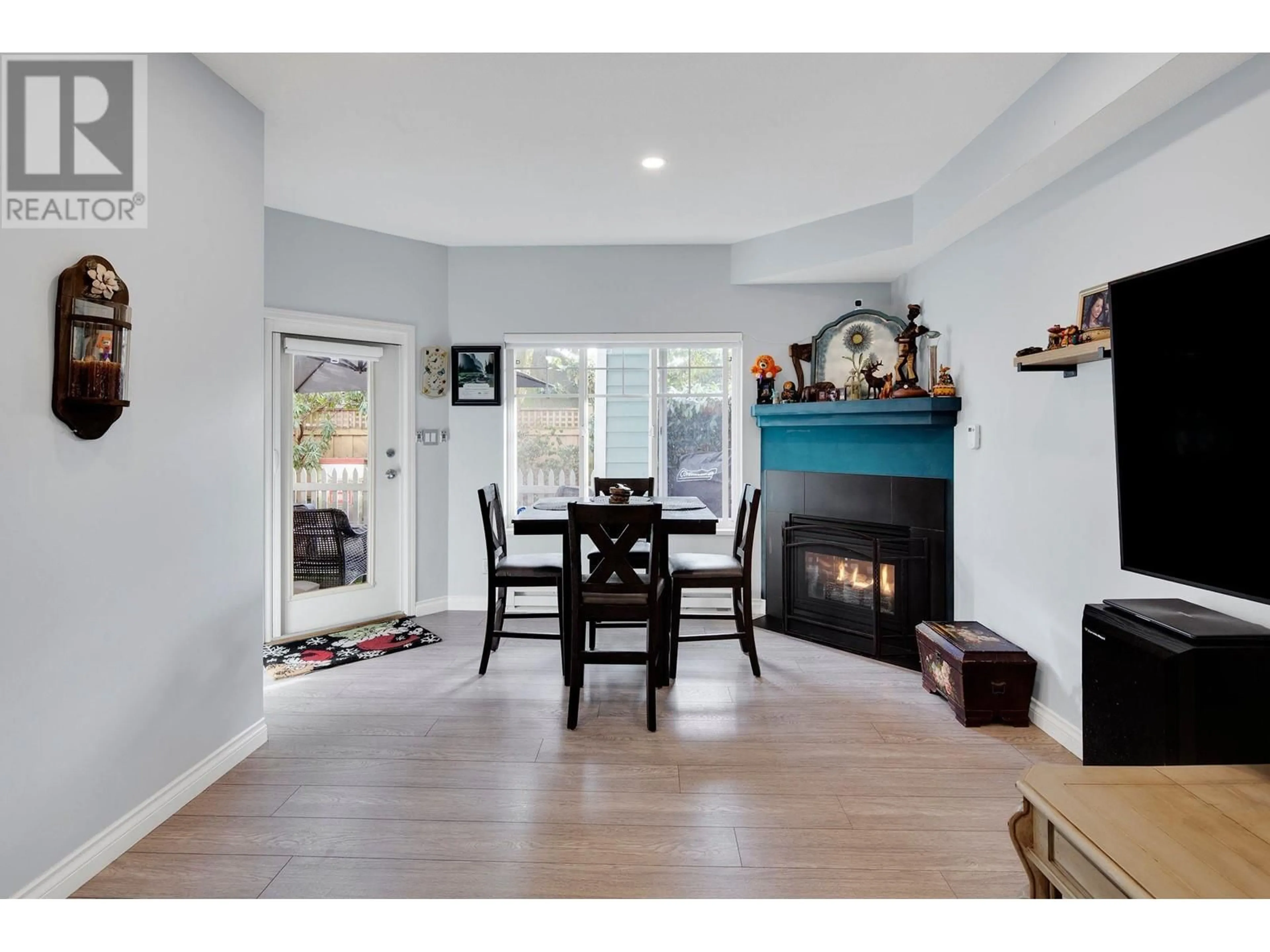 Living room, wood floors for 8 123 SEVENTH STREET, New Westminster British Columbia V3L1W2