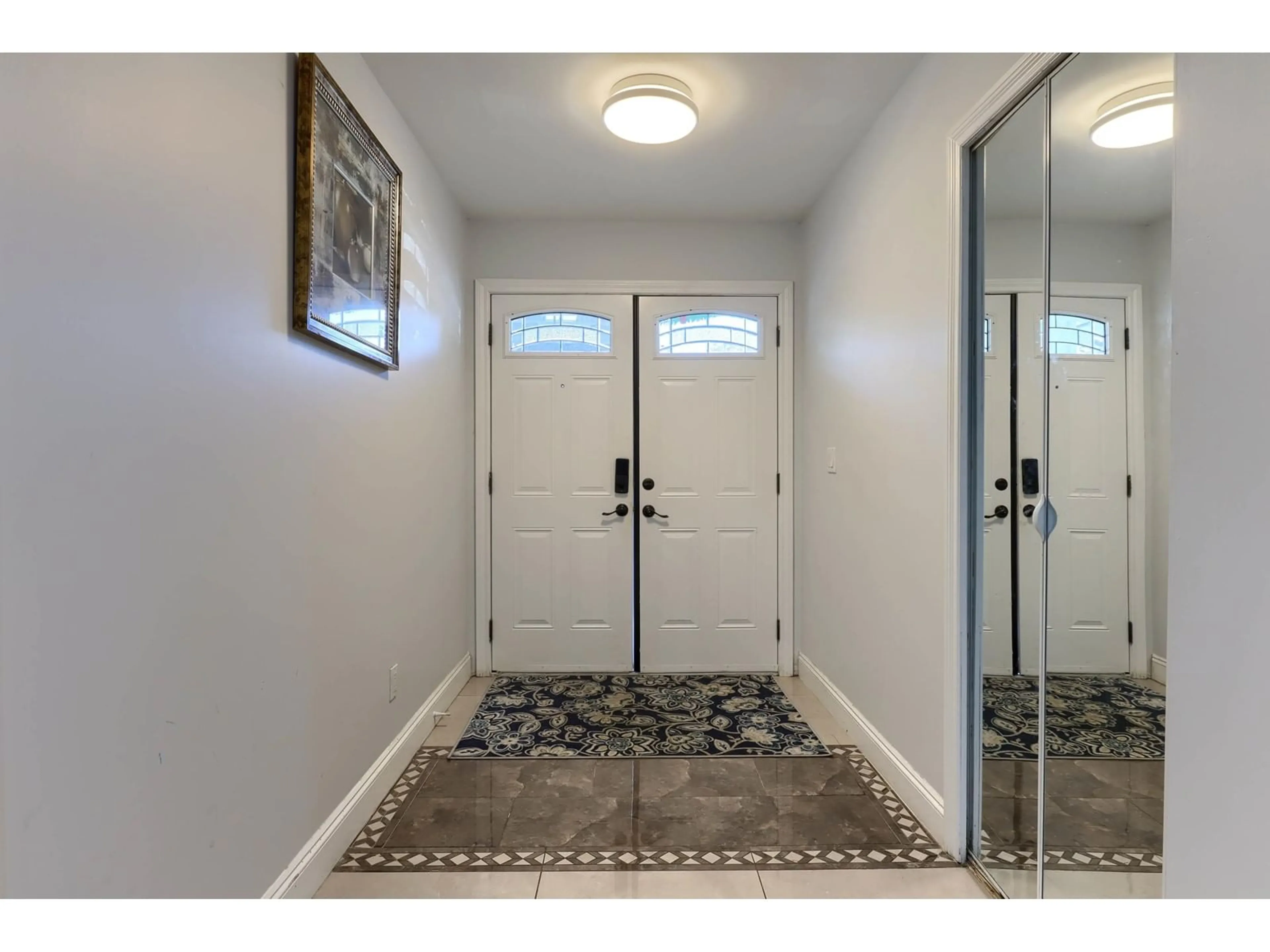 Indoor entryway for 6445 KING GEORGE BOULEVARD, Surrey British Columbia V3W4Z4